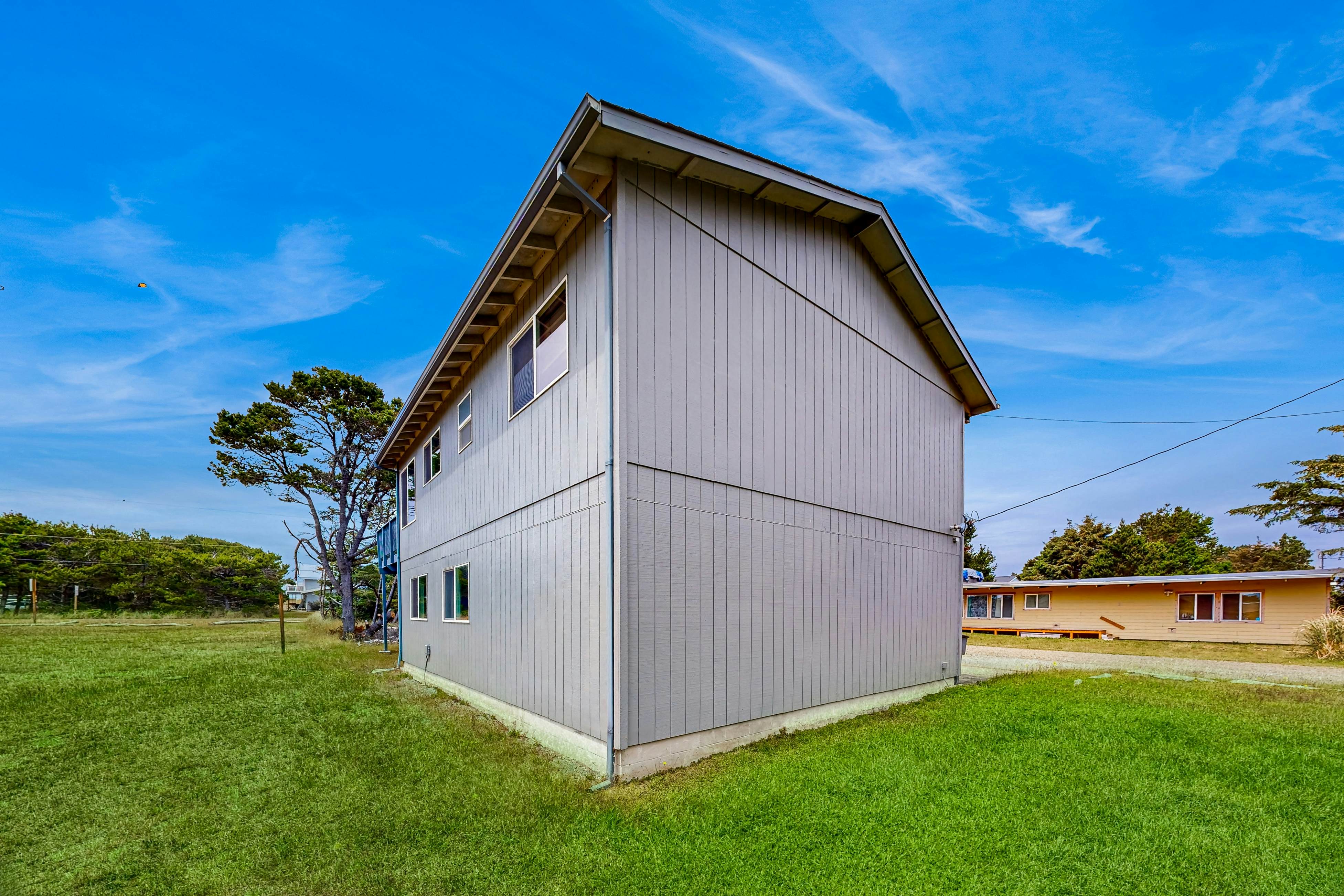 Ideal retreat, 100 yards to the beach - private hot tub, scenic deck & fast WiFi