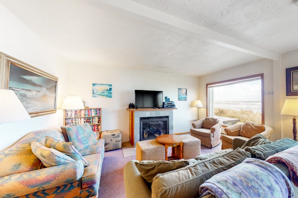 Oceanfront Home with Great Ocean View Deck Fireplace Beach Access 2 Dogs OK