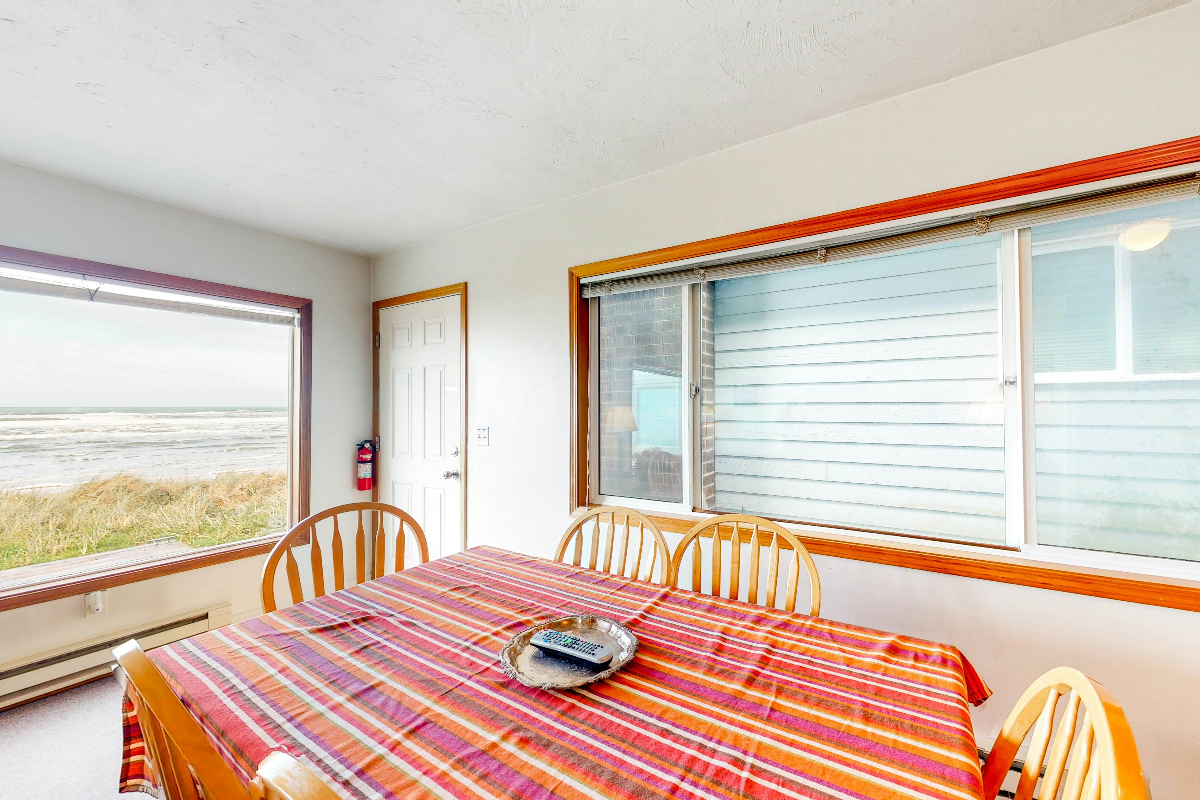 Oceanfront Home with Great Ocean View Deck Fireplace Beach Access 2 Dogs OK