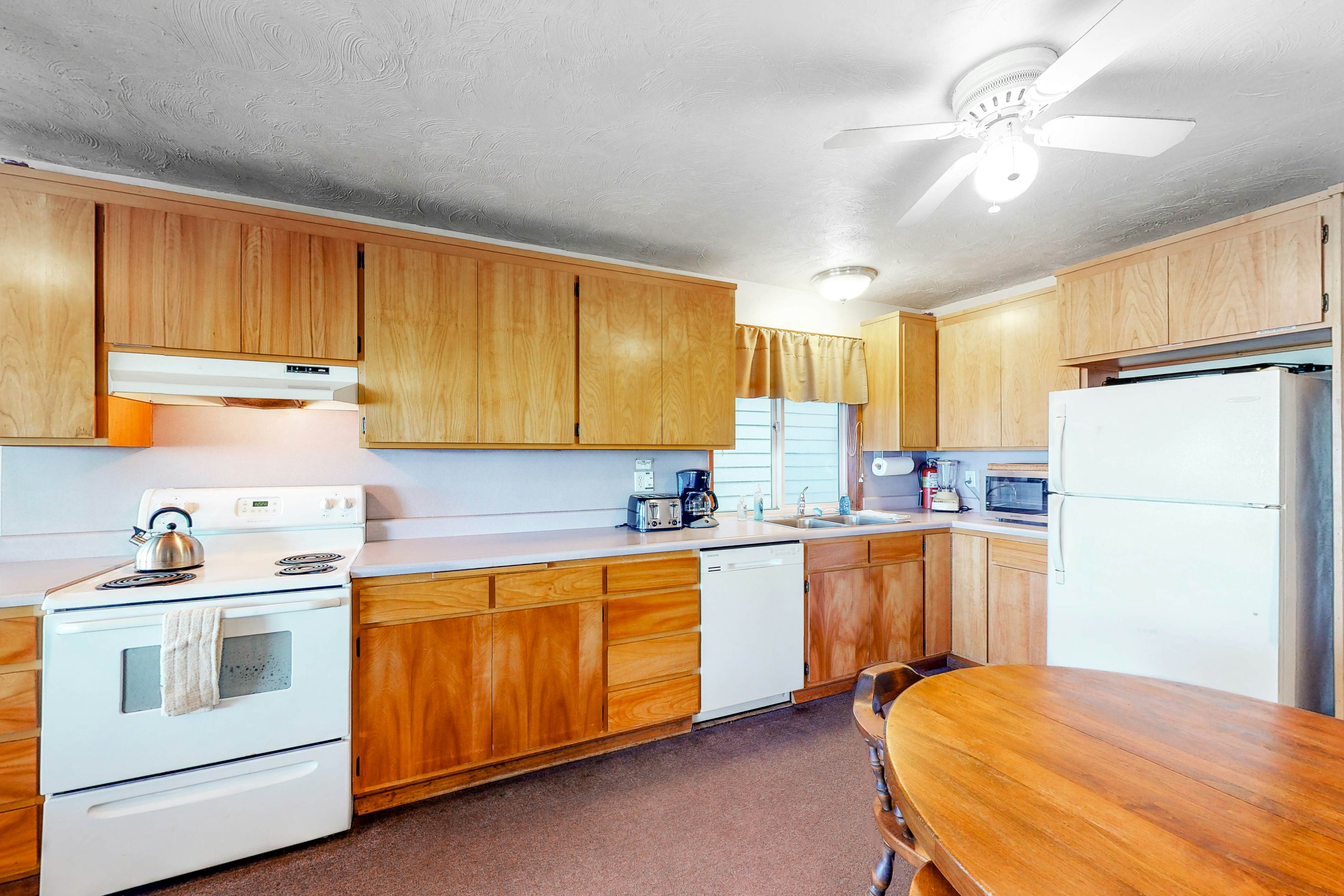 Oceanfront Home with Great Ocean View Deck Fireplace Beach Access 2 Dogs OK