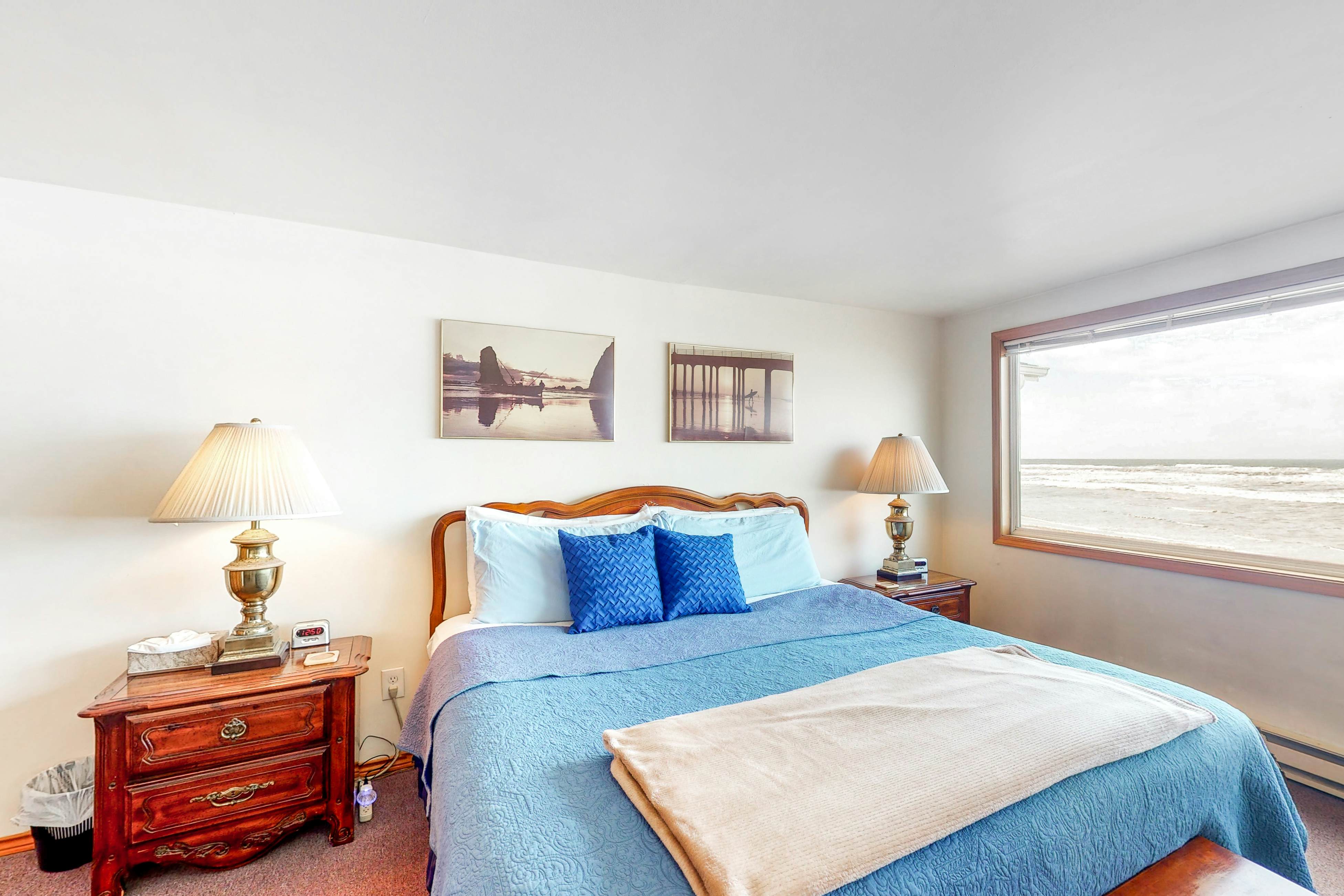 Oceanfront Home with Great Ocean View Deck Fireplace Beach Access 2 Dogs OK