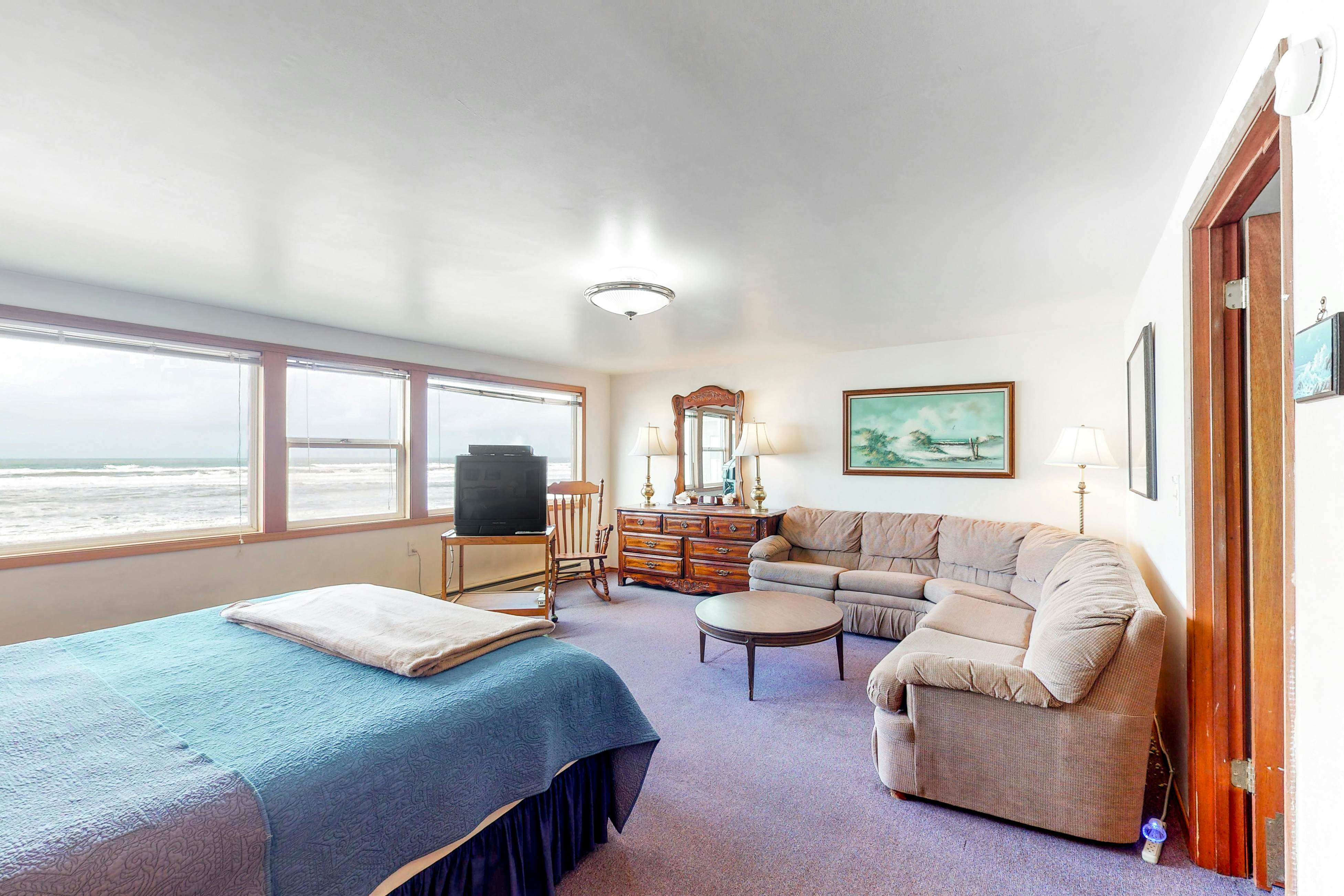 Oceanfront Home with Great Ocean View Deck Fireplace Beach Access 2 Dogs OK