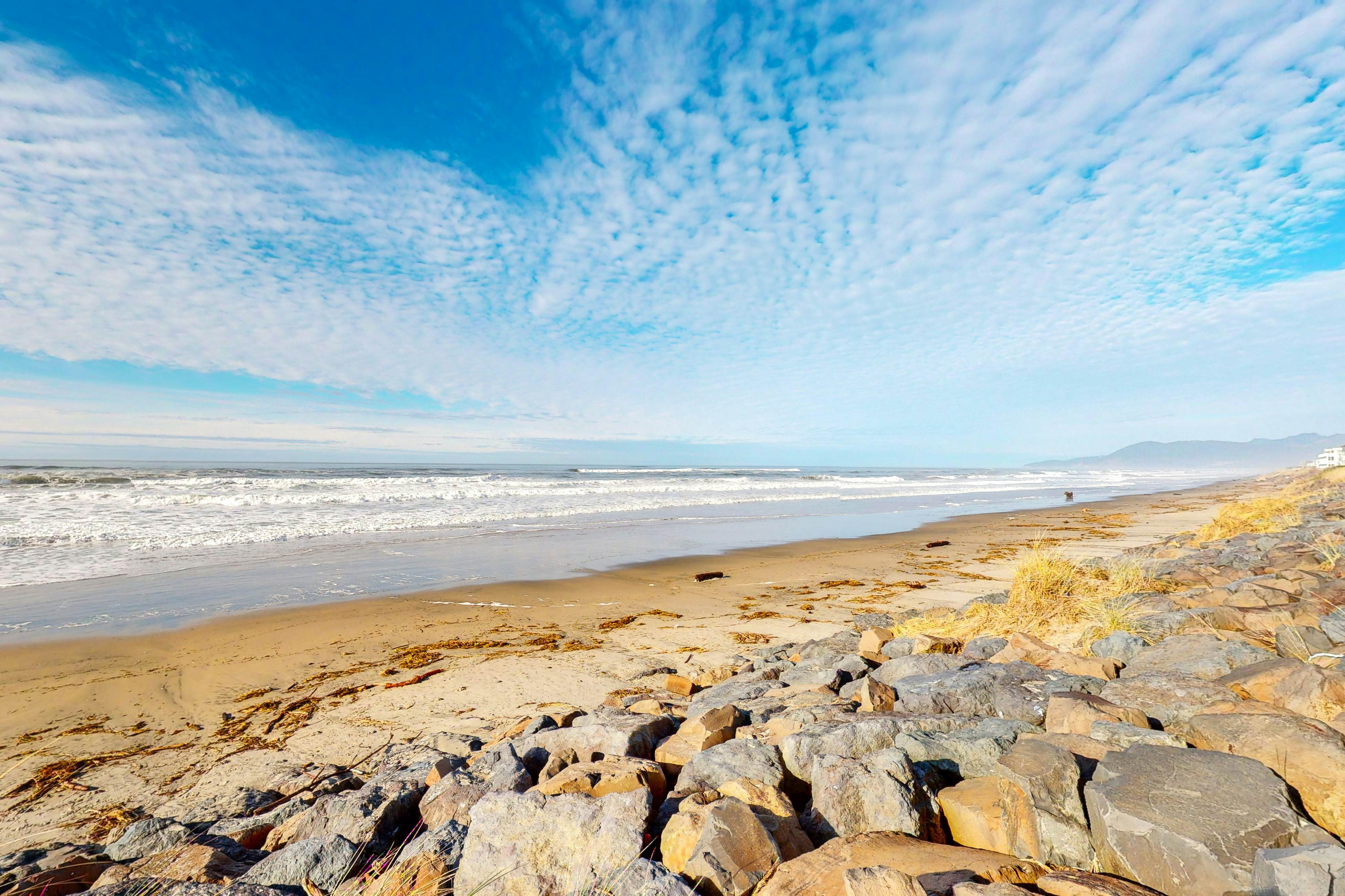Oceanfront Home with Great Ocean View Deck Fireplace Beach Access 2 Dogs OK