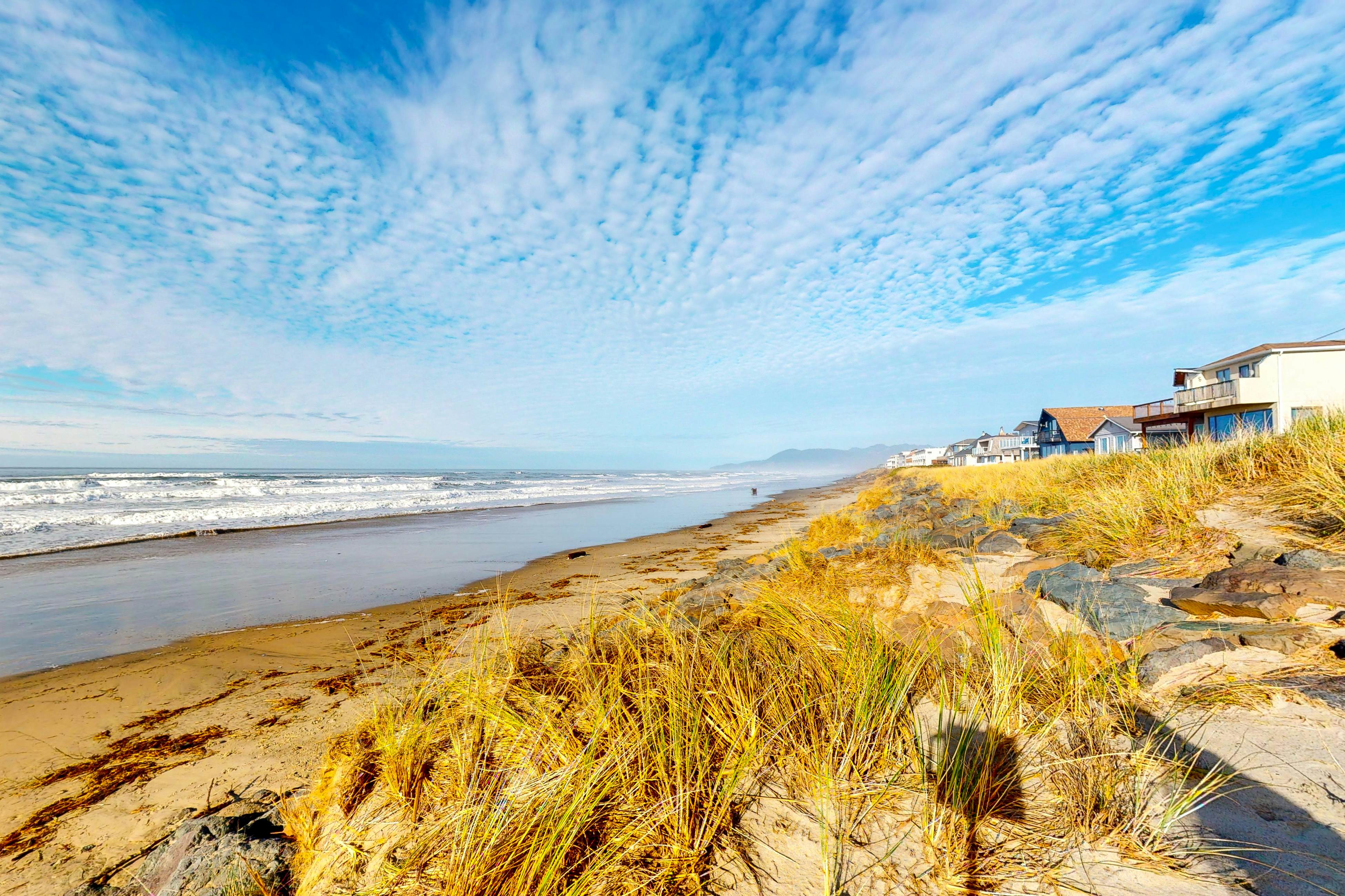 Oceanfront Home with Great Ocean View Deck Fireplace Beach Access 2 Dogs OK
