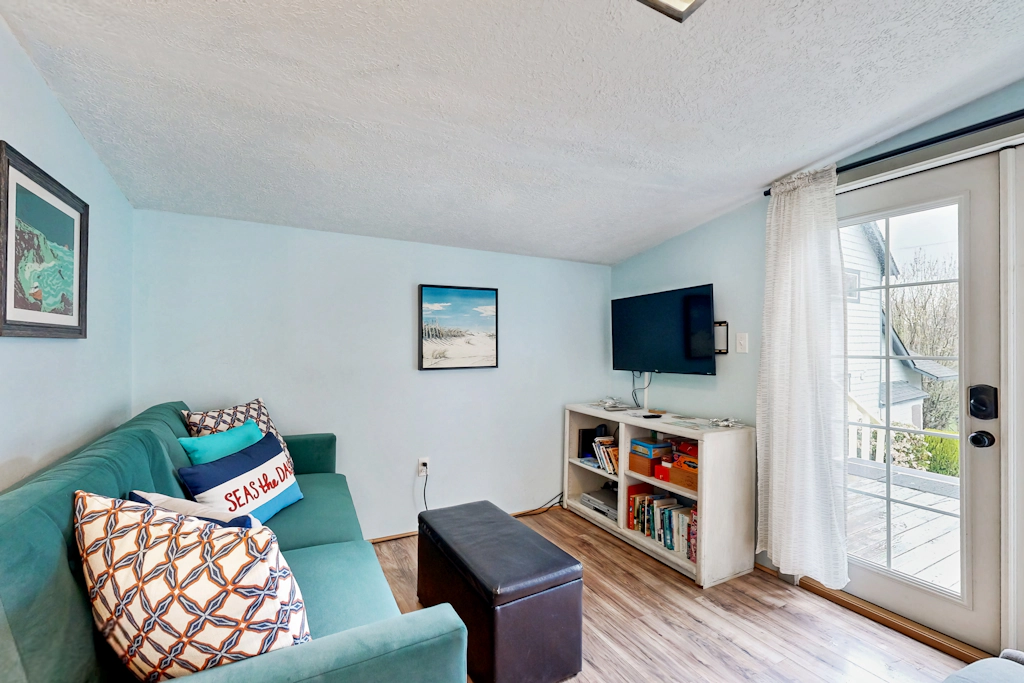 Charming house with full kitchen and yard near the beach dogs OK