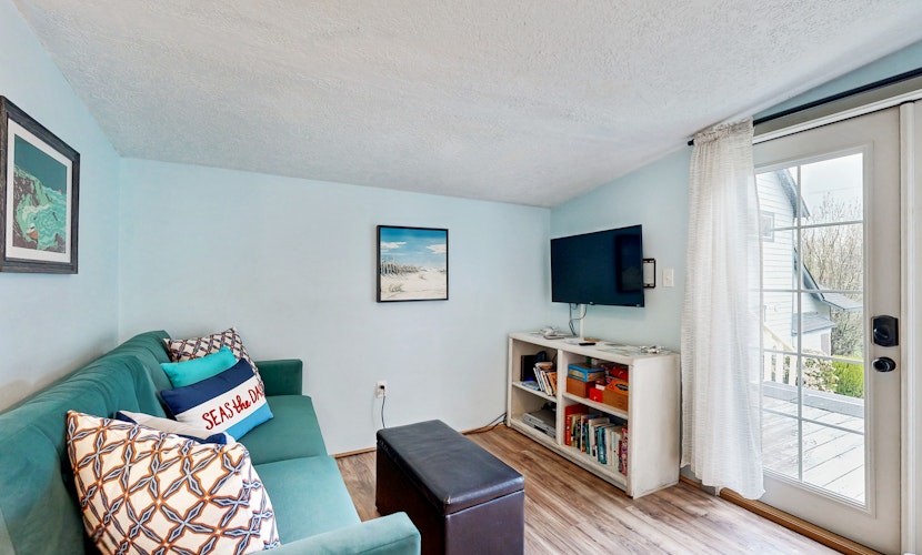 Charming house with full kitchen and yard near the beach dogs OK