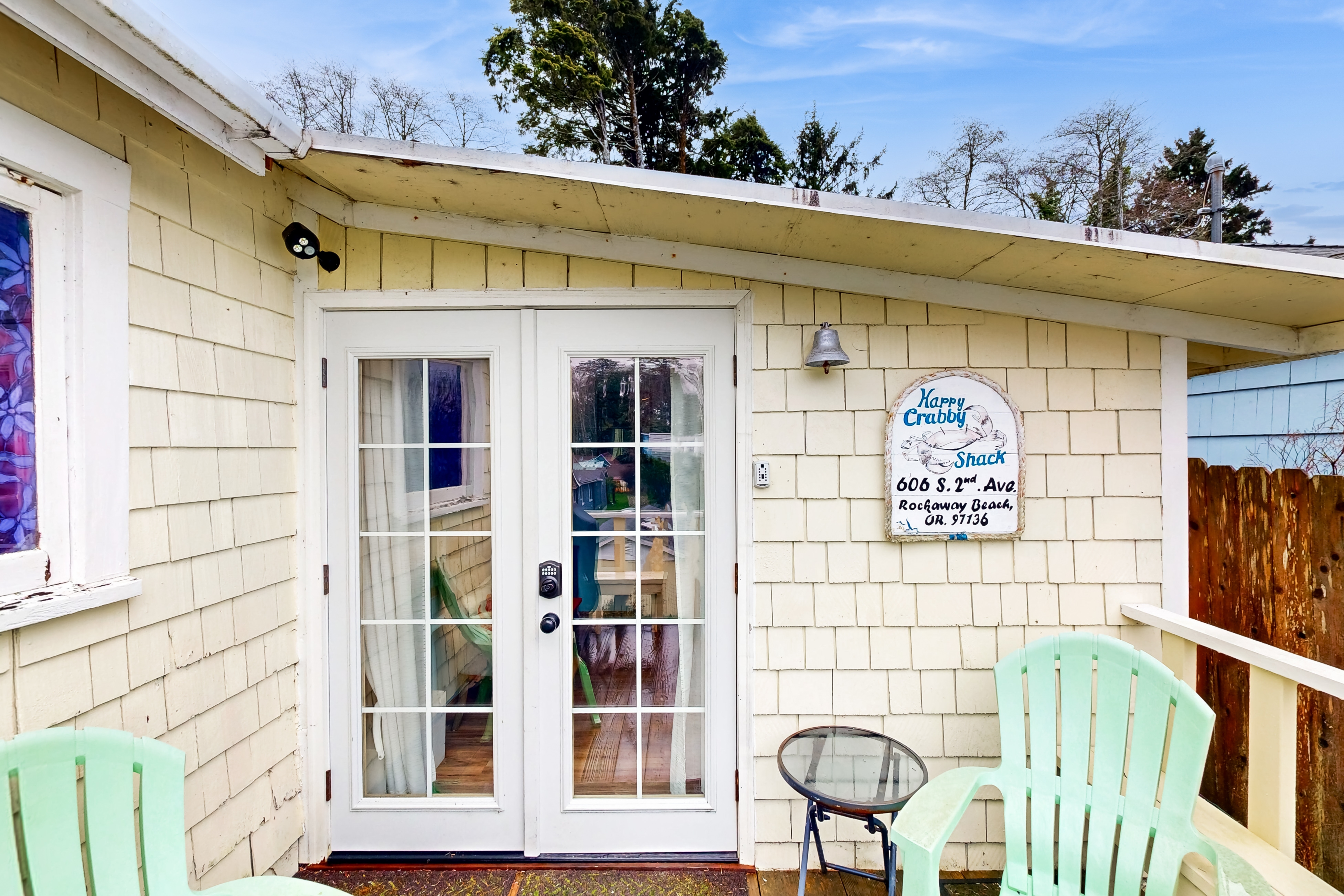 Charming house with full kitchen and yard near the beach dogs OK