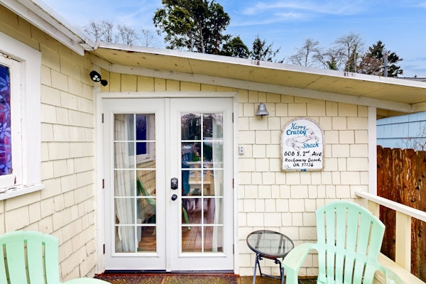 Charming house with full kitchen and yard near the beach dogs OK