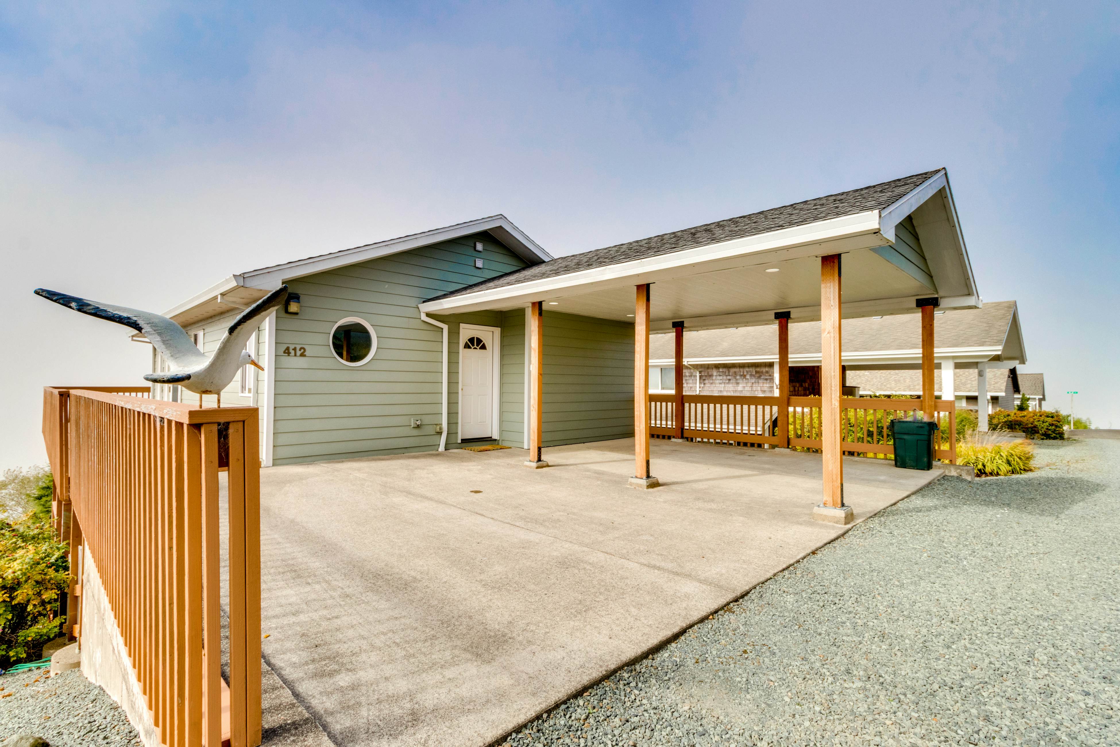 Dog-friendly house with ocean view & entertainment - walk to beach