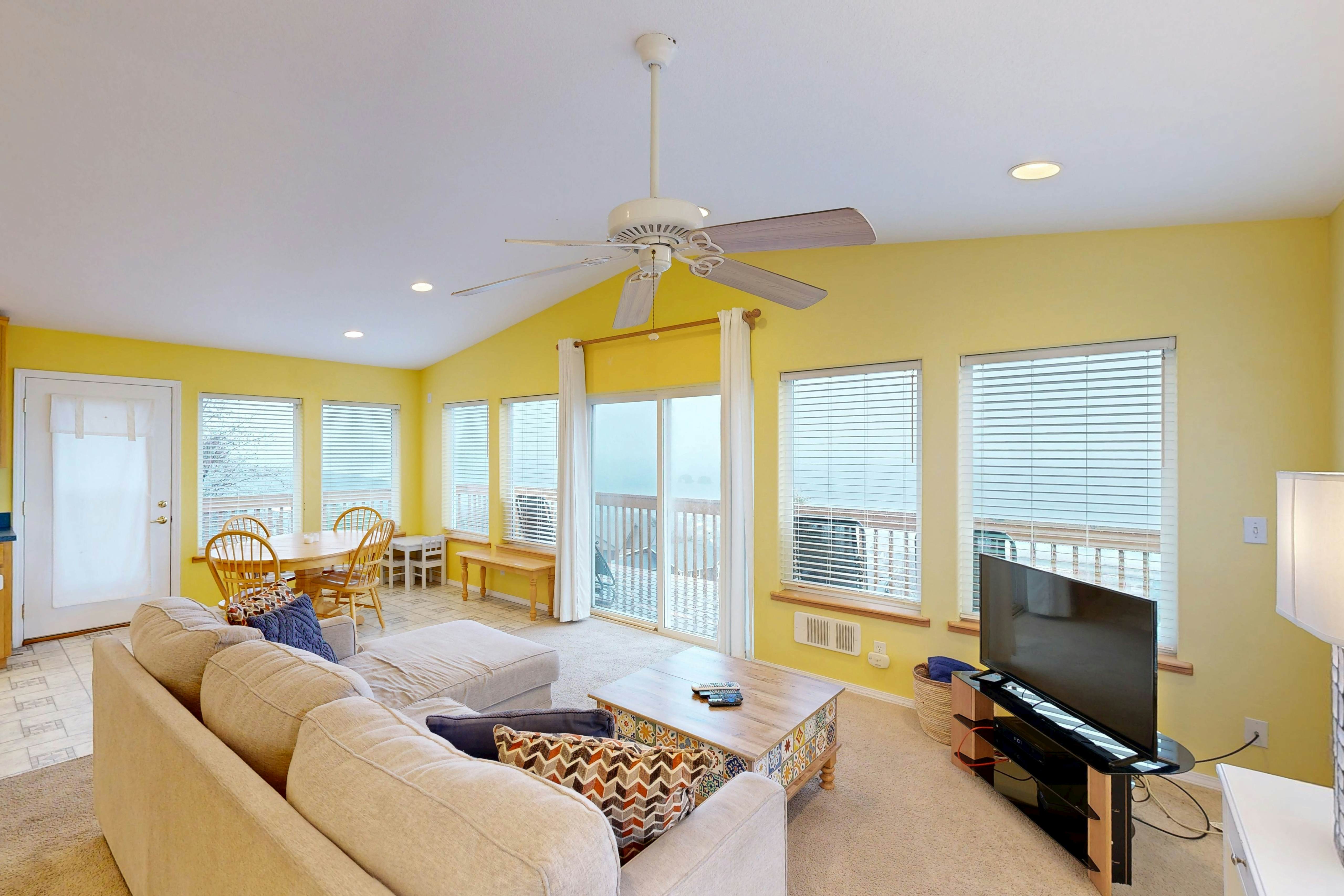 Dog-friendly house with ocean view & entertainment - walk to beach