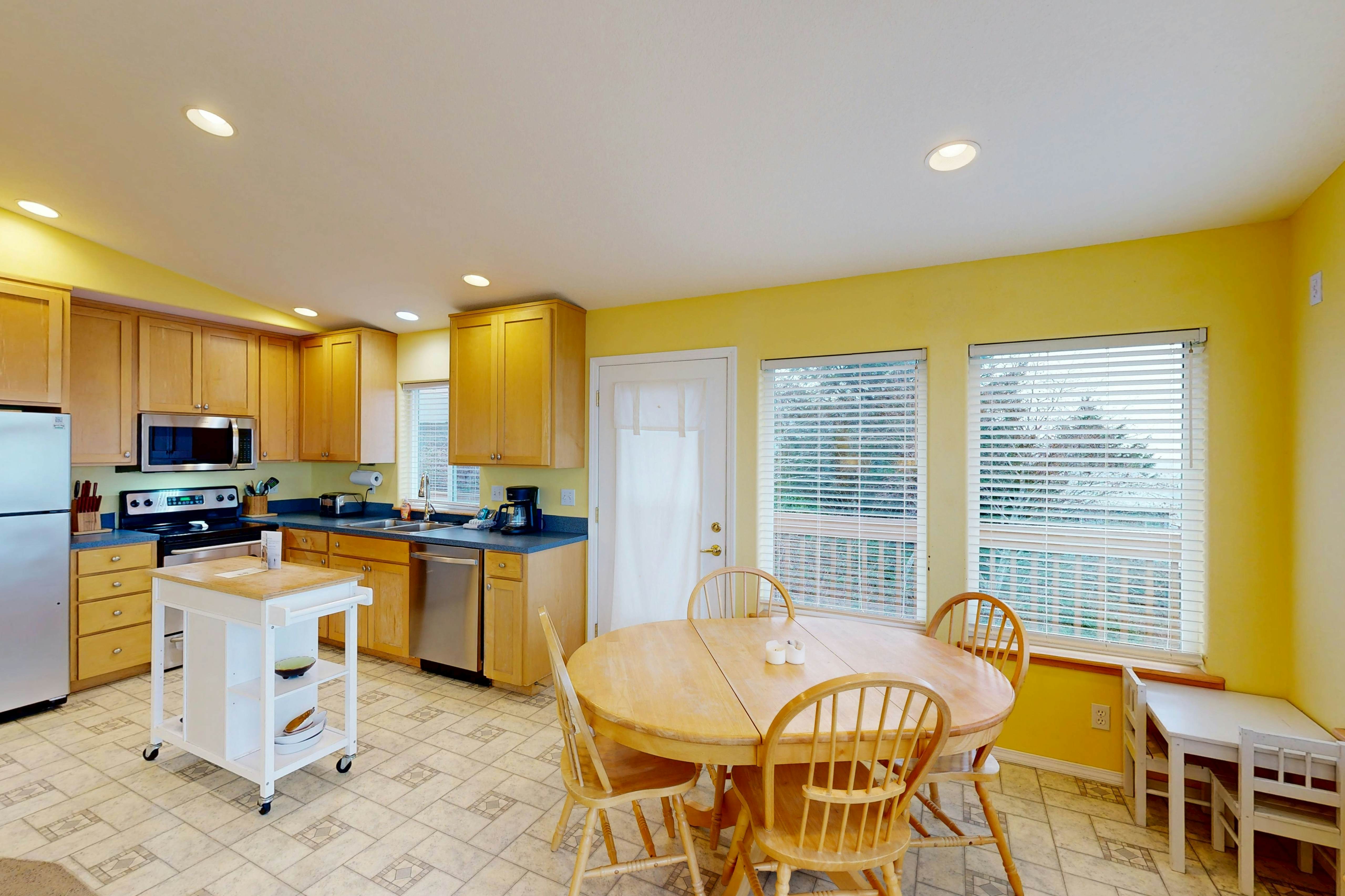 Dog-friendly house with ocean view & entertainment - walk to beach