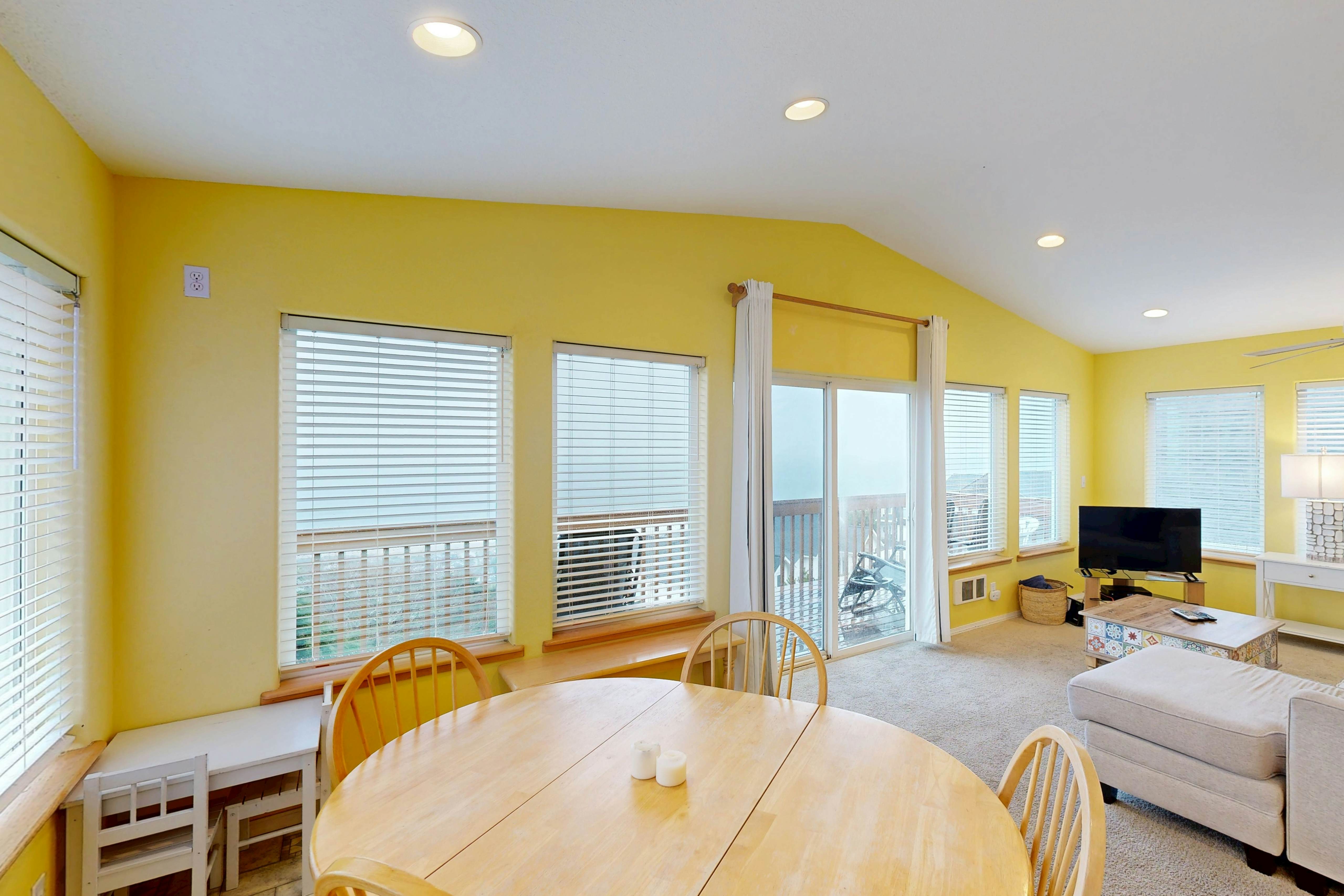 Dog-friendly house with ocean view & entertainment - walk to beach