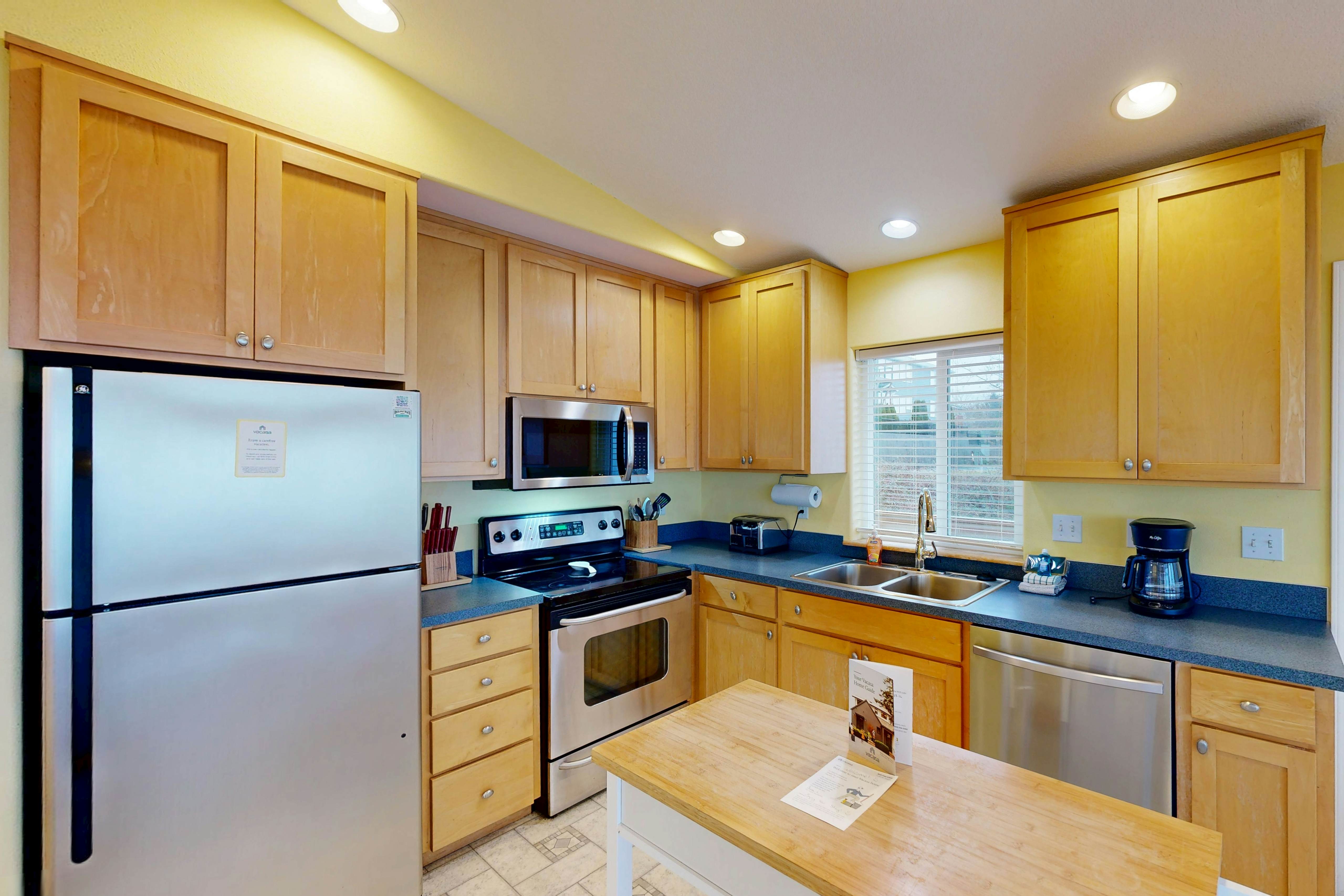 Dog-friendly house with ocean view & entertainment - walk to beach