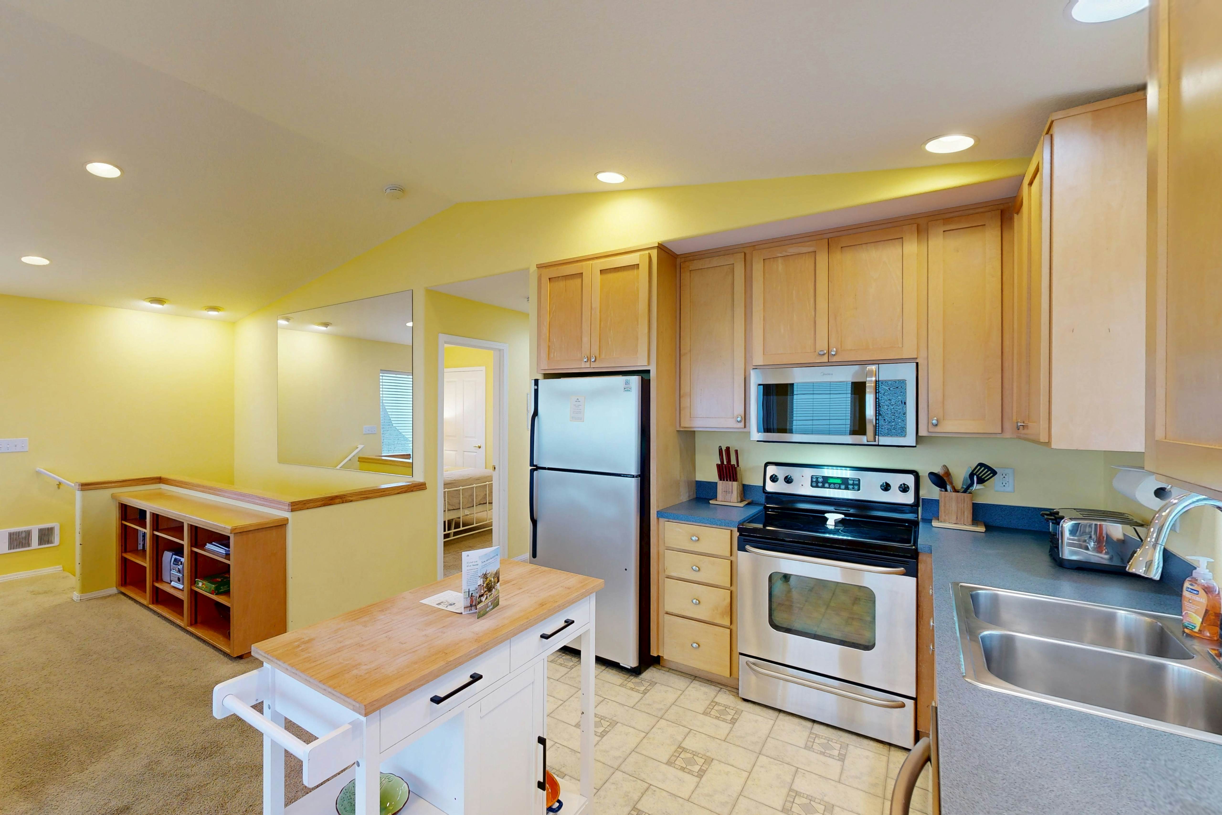 Dog-friendly house with ocean view & entertainment - walk to beach