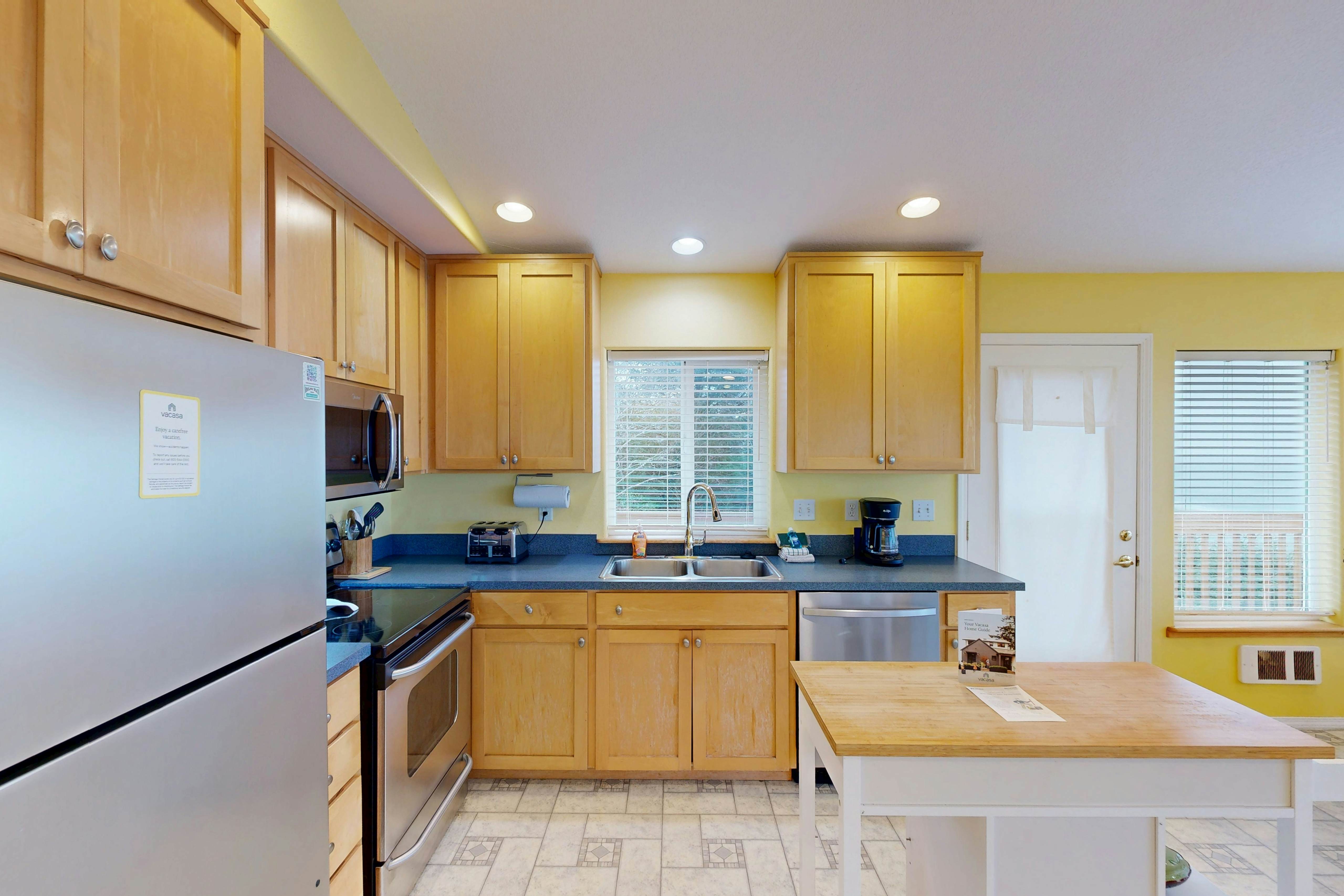 Dog-friendly house with ocean view & entertainment - walk to beach