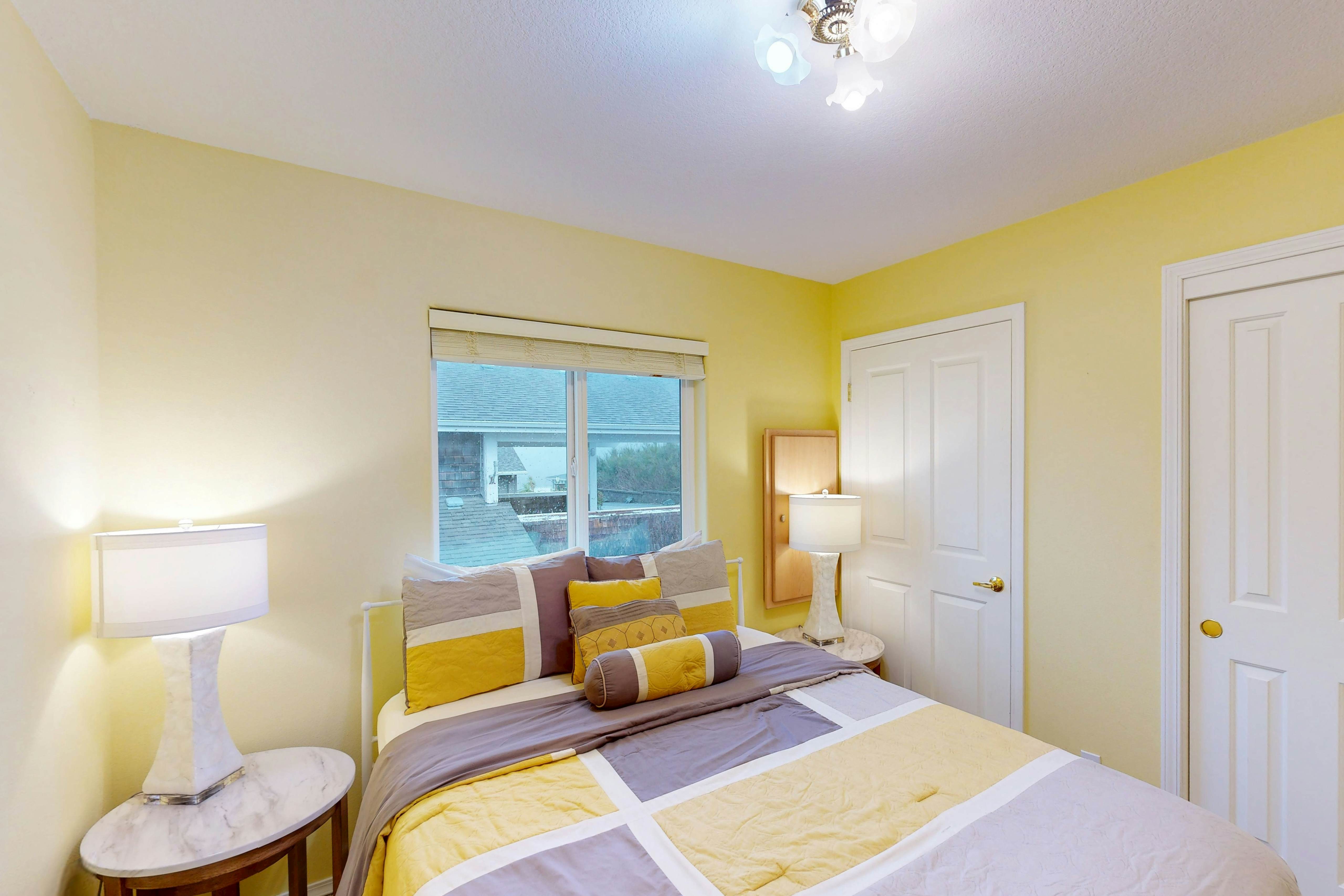 Dog-friendly house with ocean view & entertainment - walk to beach