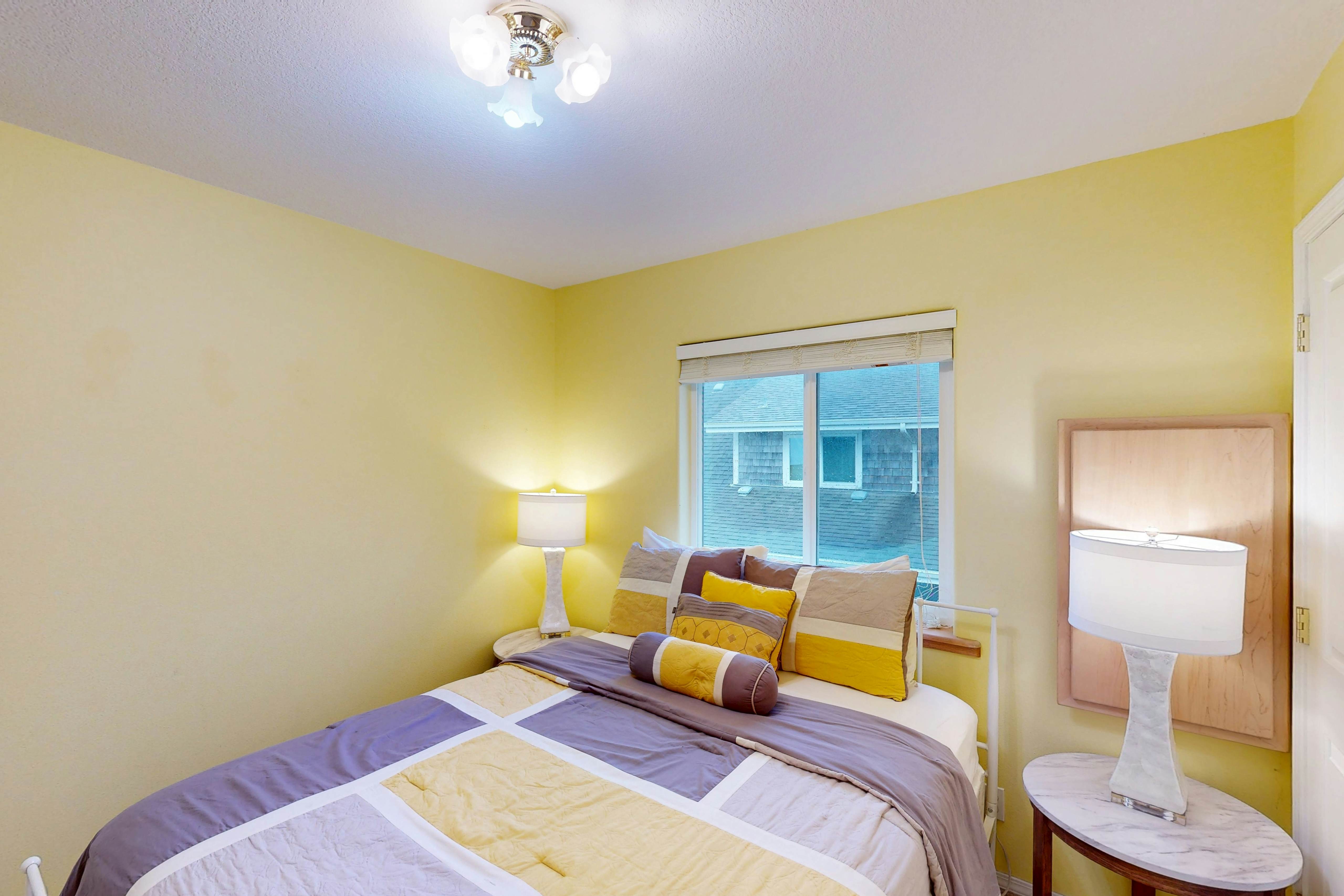 Dog-friendly house with ocean view & entertainment - walk to beach