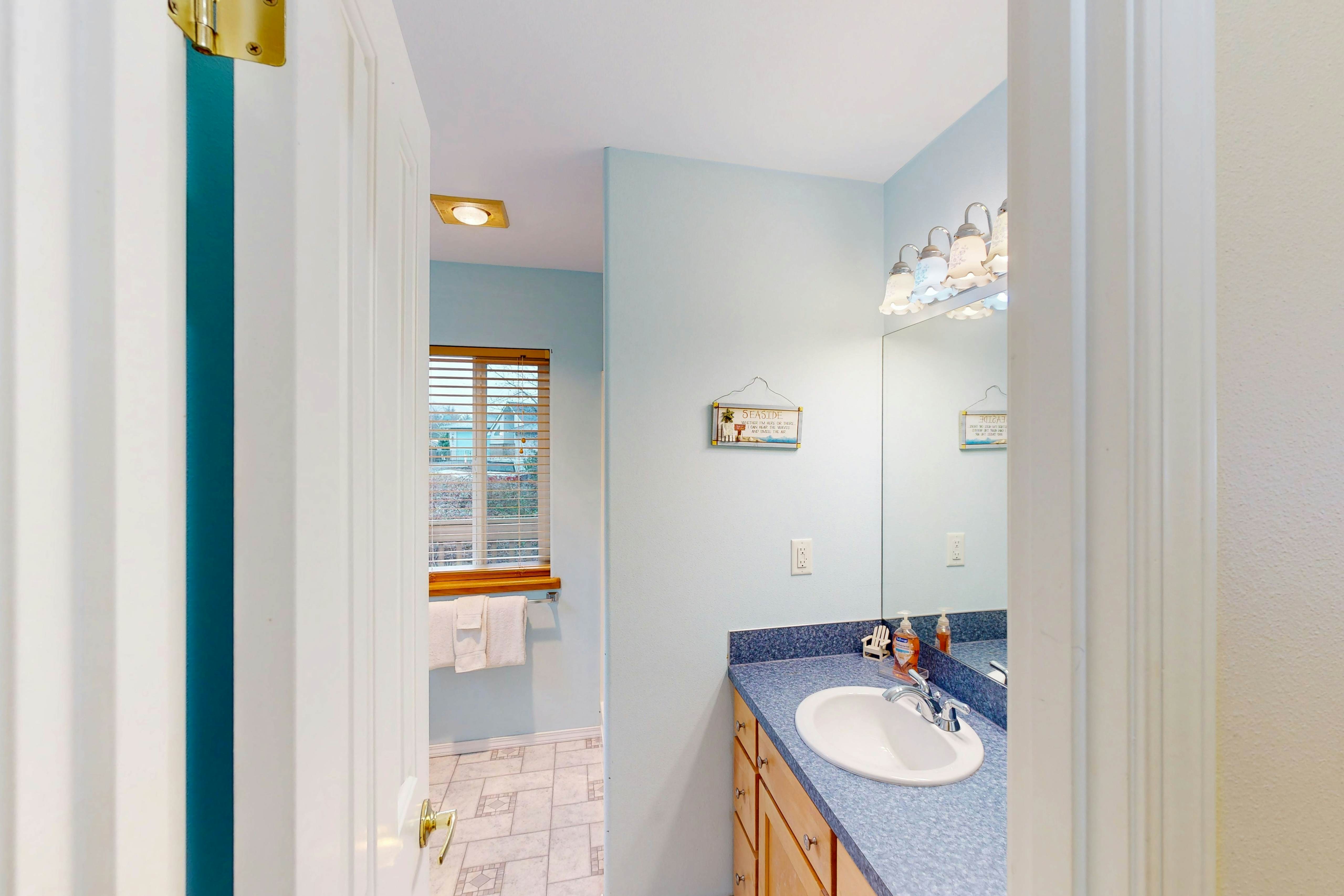 Dog-friendly house with ocean view & entertainment - walk to beach