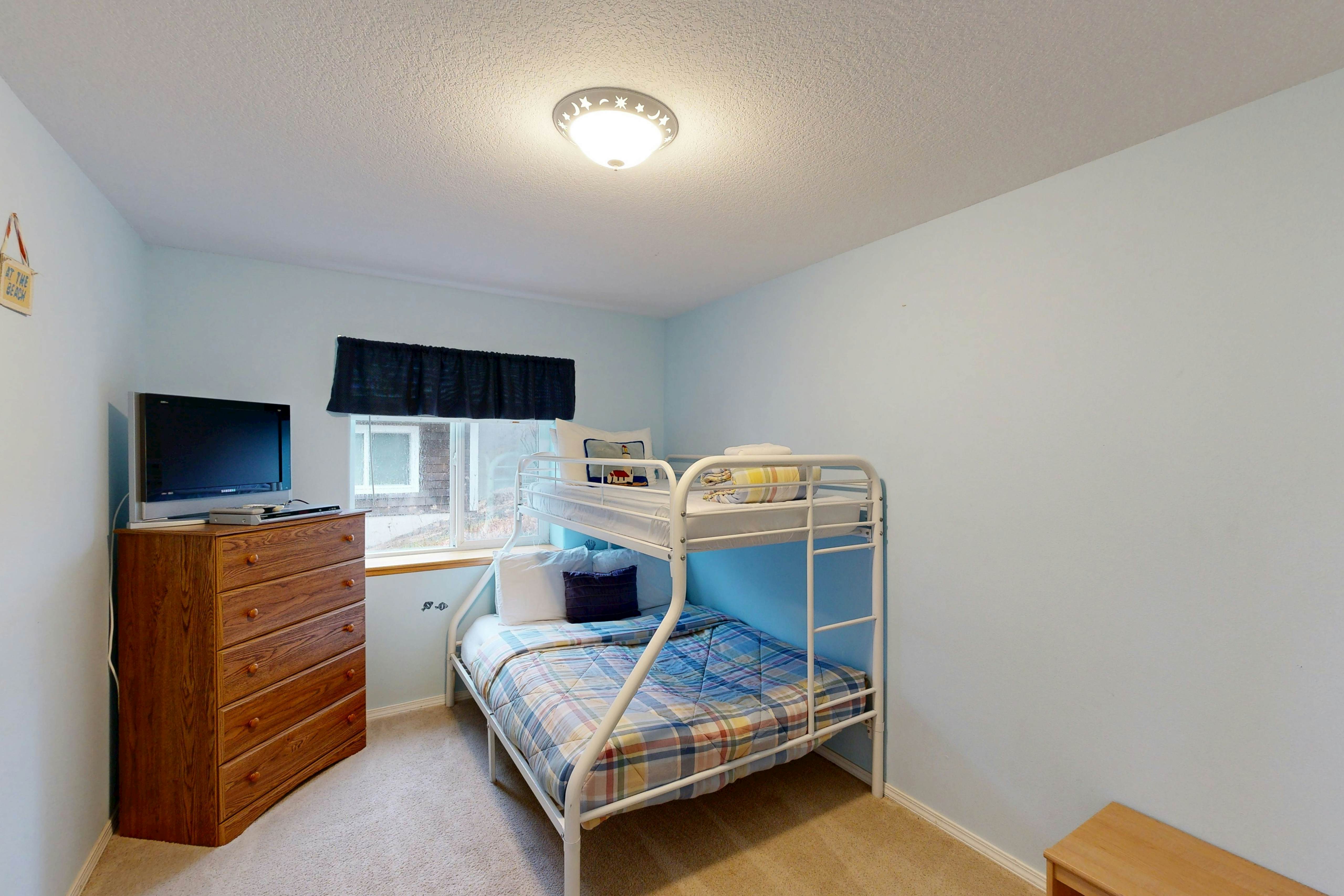 Dog-friendly house with ocean view & entertainment - walk to beach