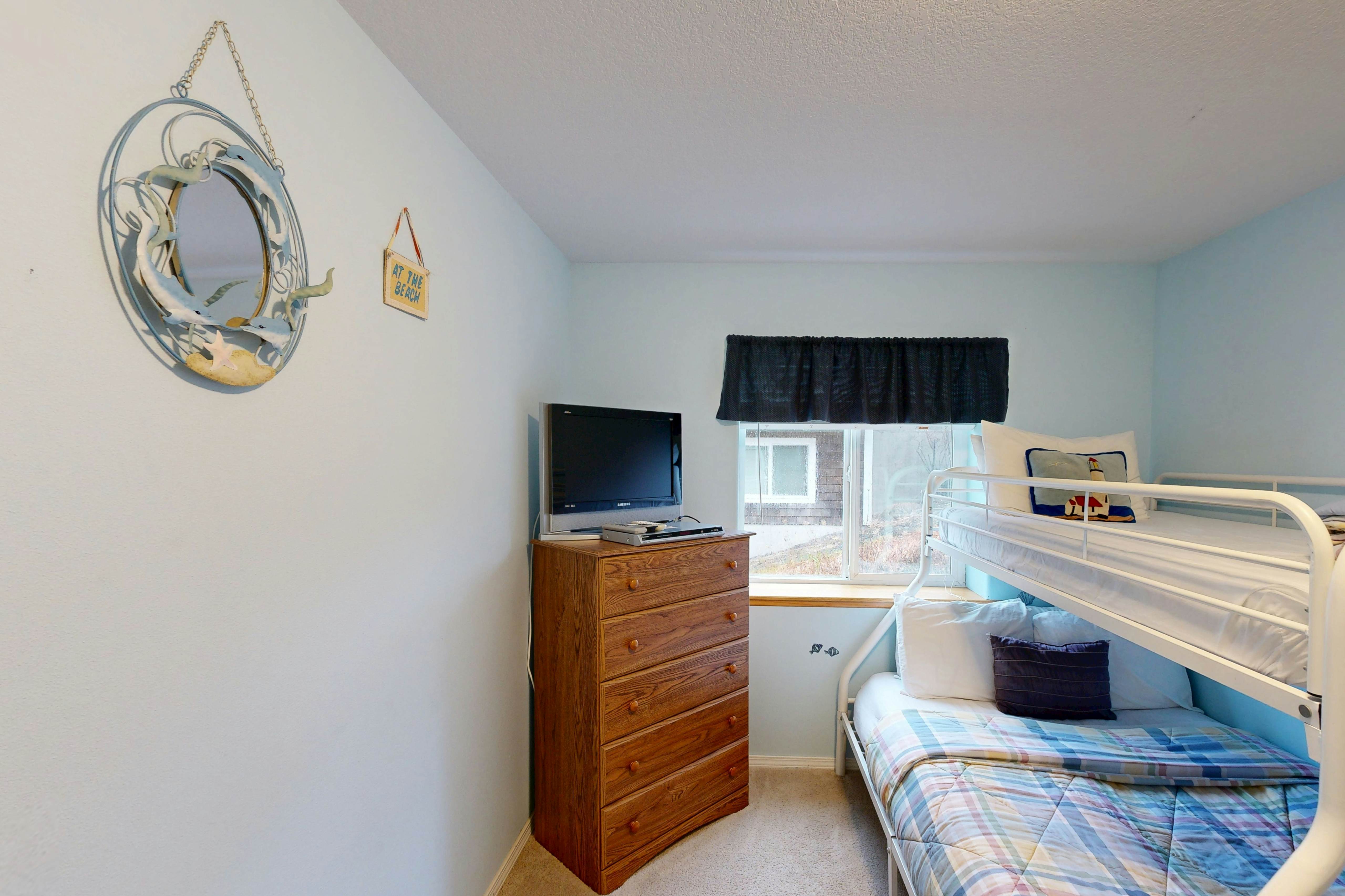 Dog-friendly house with ocean view & entertainment - walk to beach