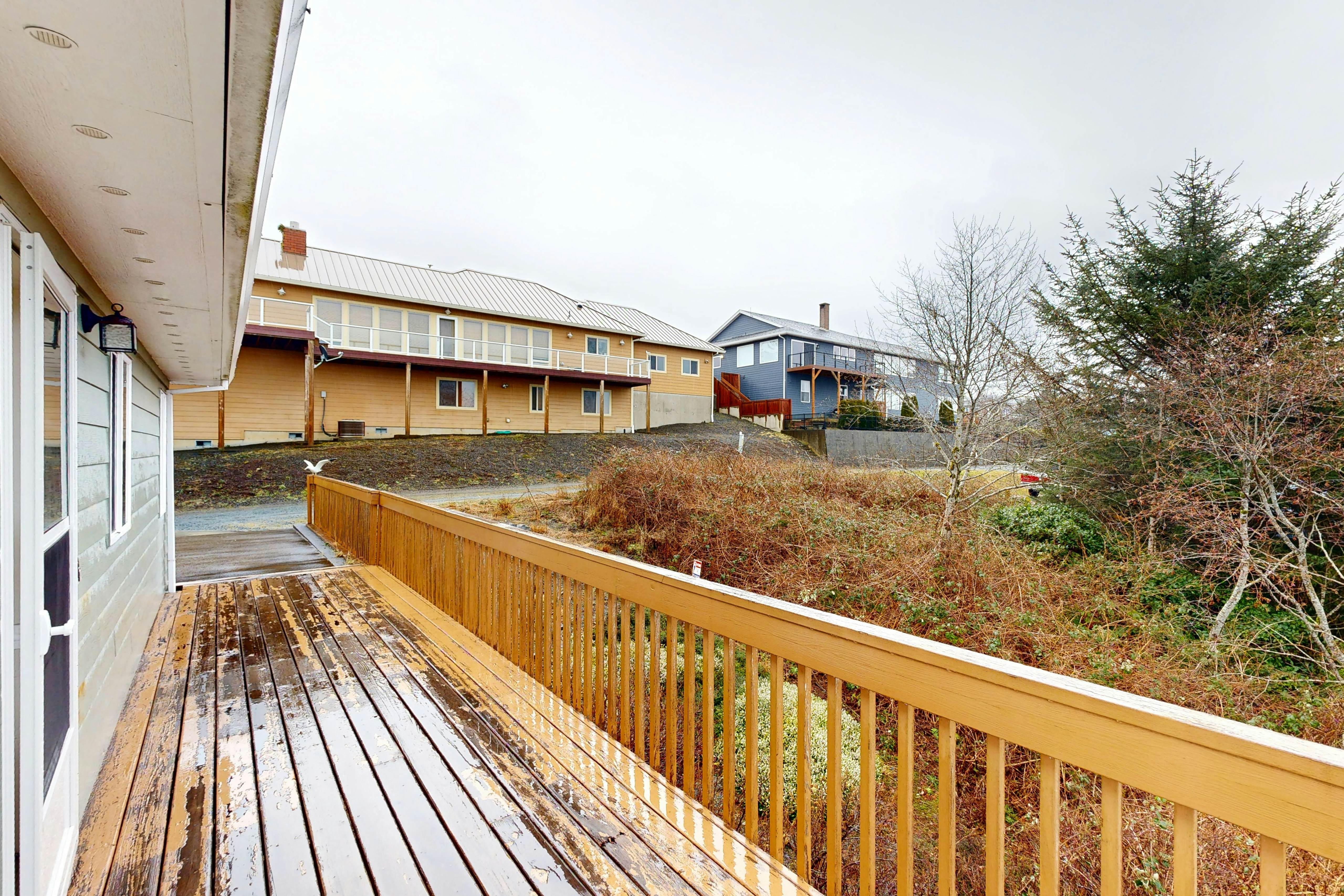 Dog-friendly house with ocean view & entertainment - walk to beach