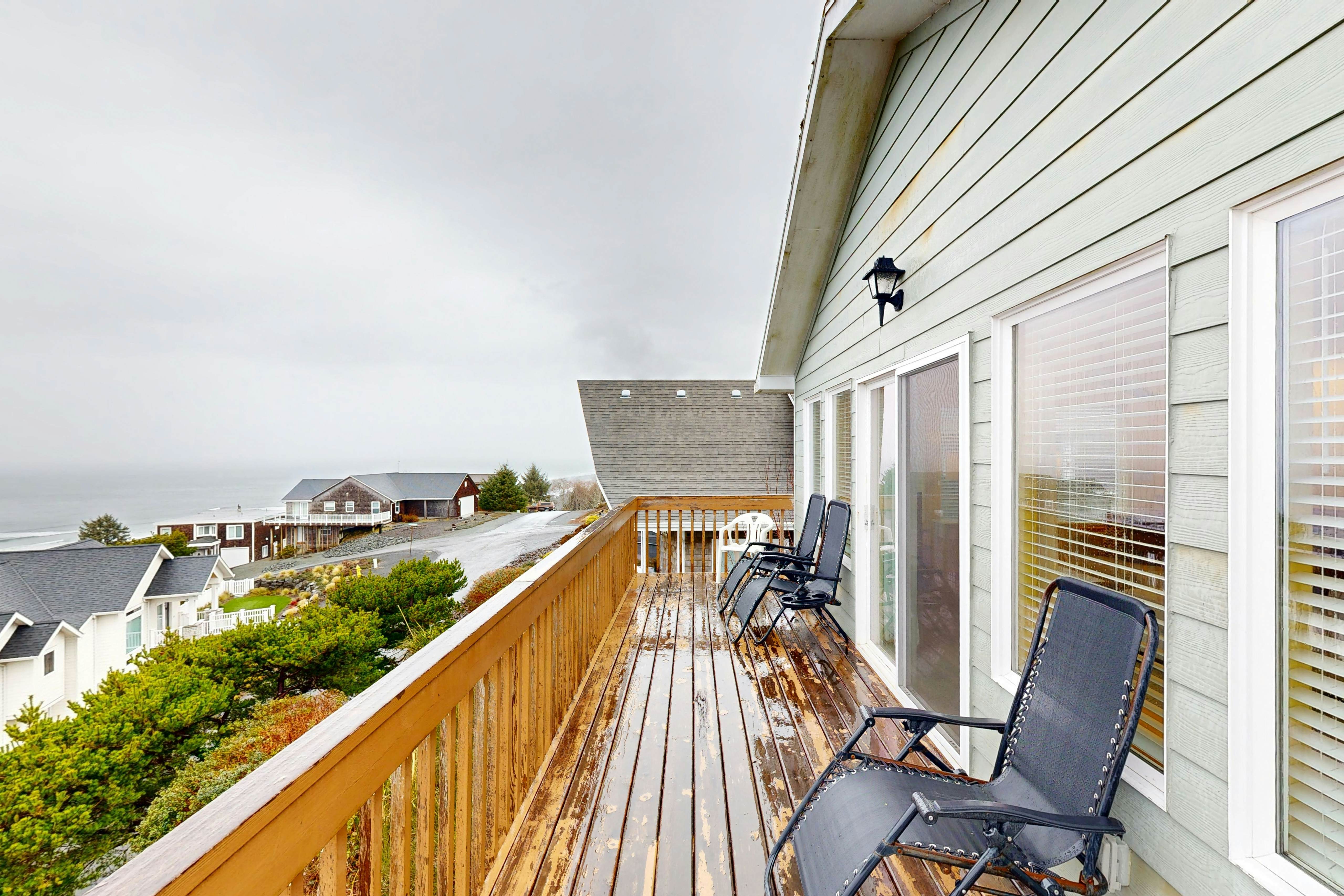 Dog-friendly house with ocean view & entertainment - walk to beach