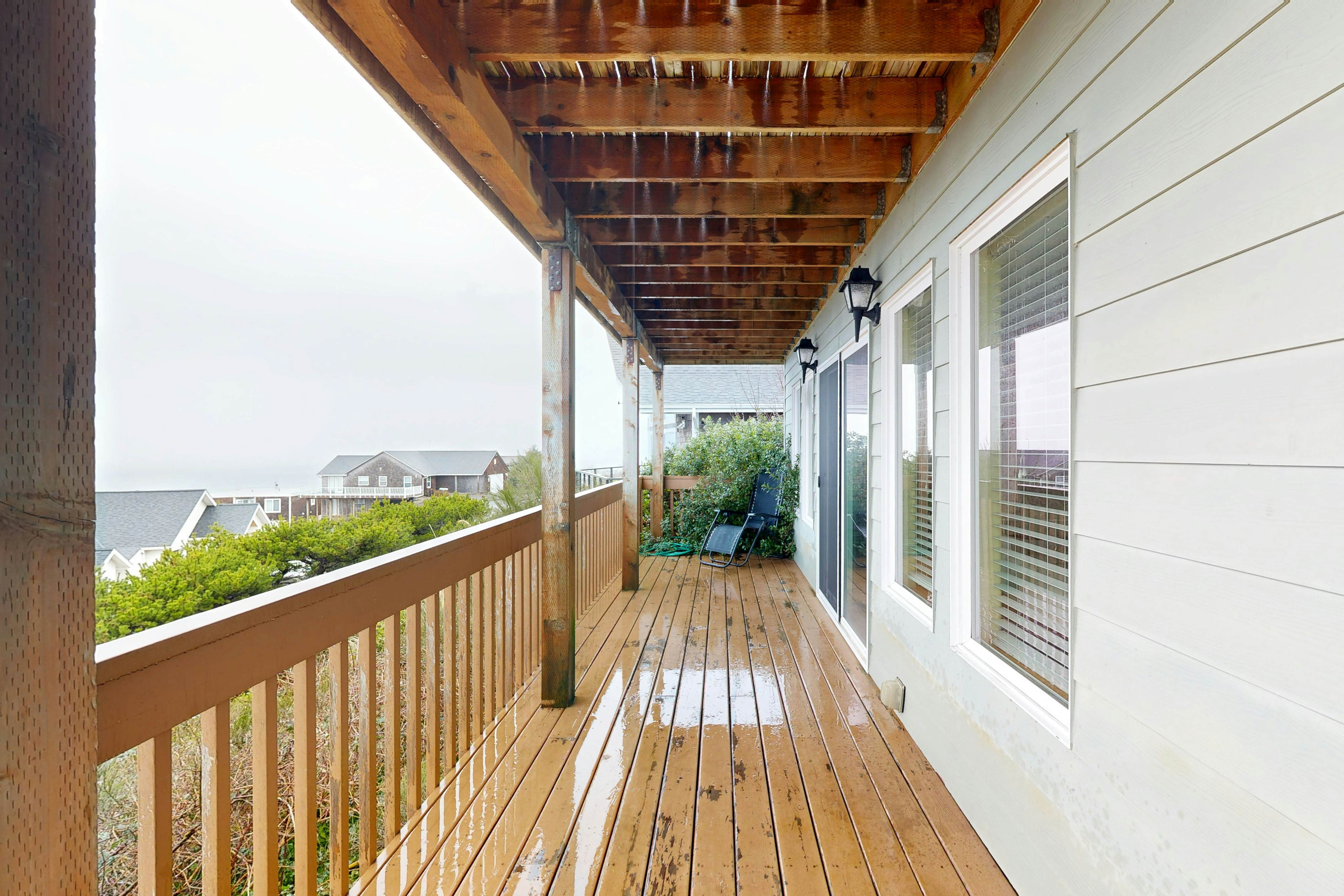 Dog-friendly house with ocean view & entertainment - walk to beach