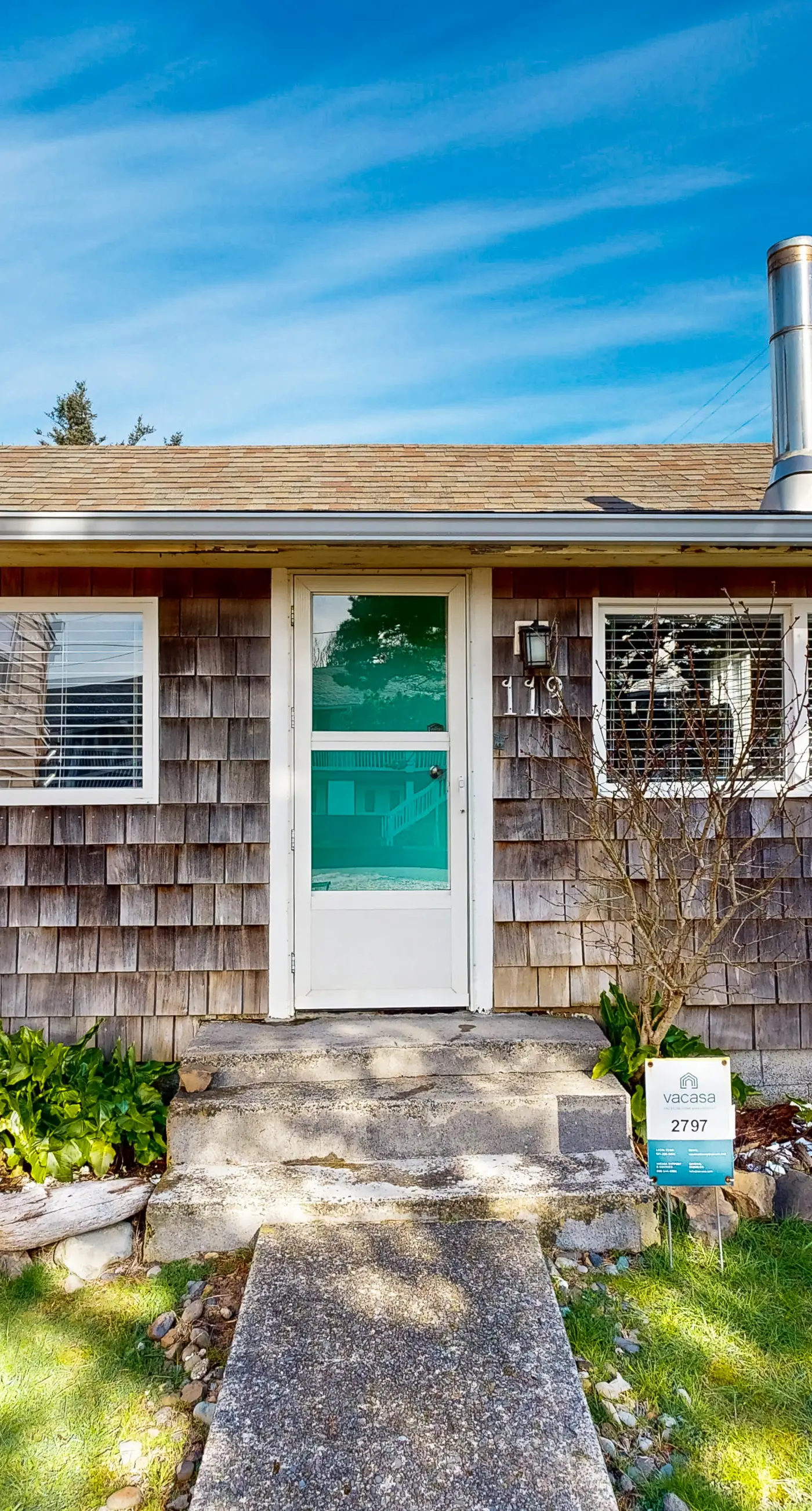 Quiet beach cottage with full kitchen and internet prime central locale