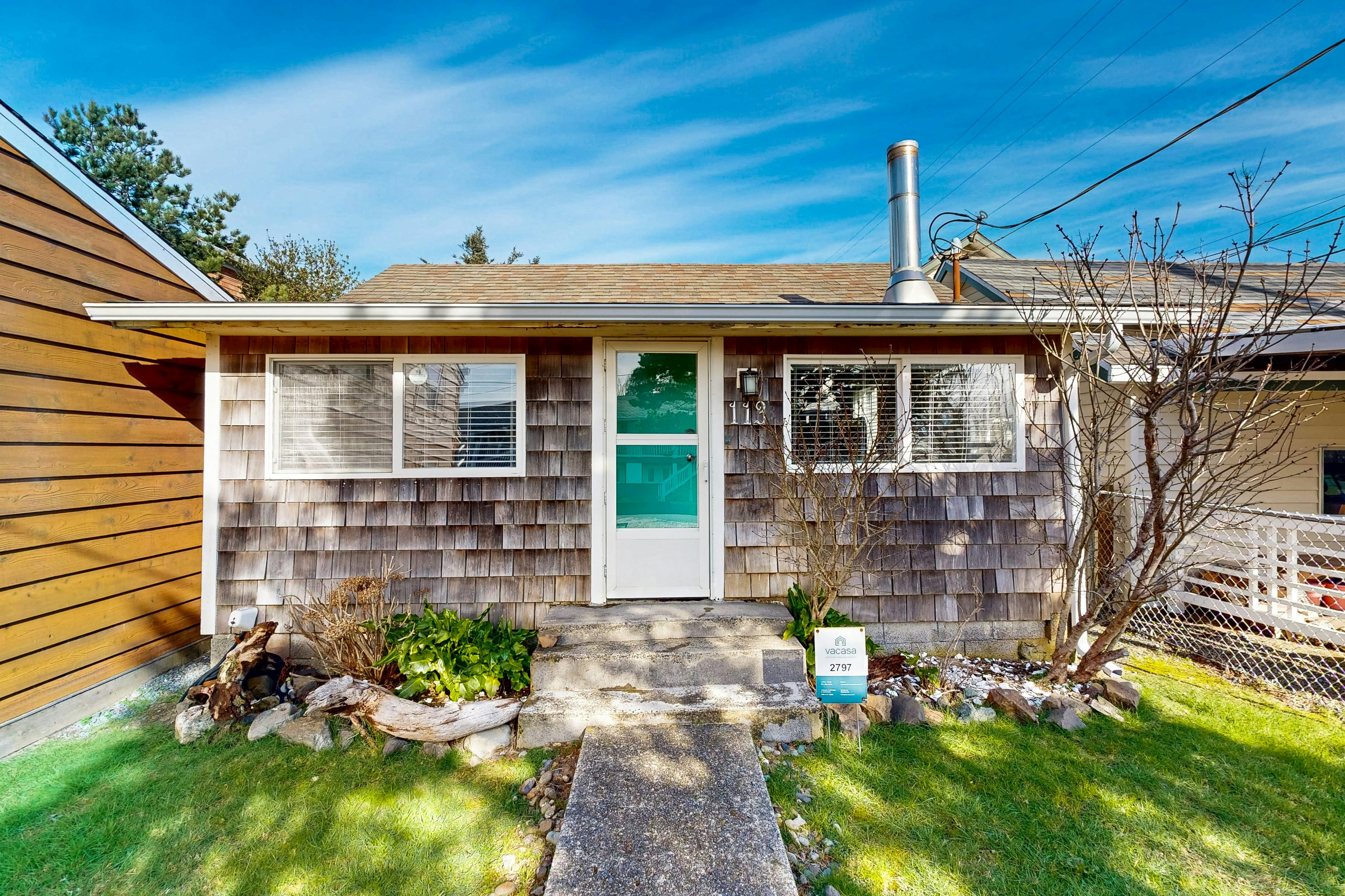 Quiet beach cottage with full kitchen & internet - prime central locale