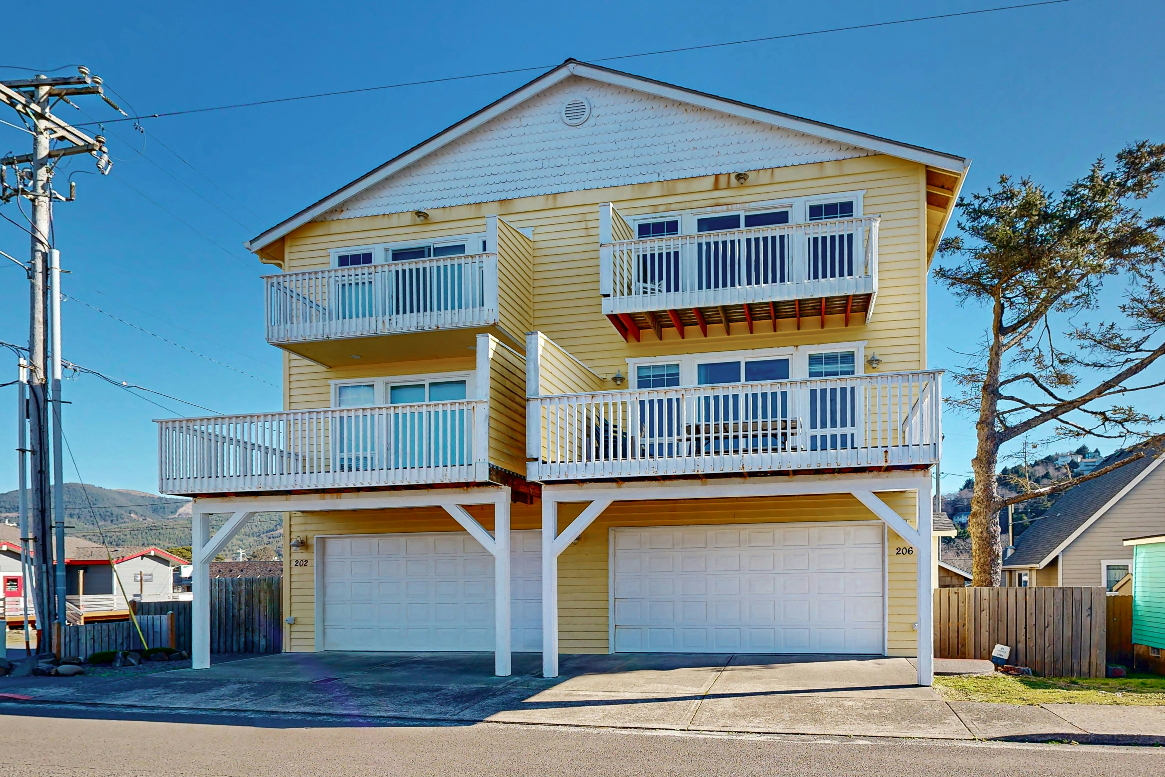 Dog-friendly townhouse with WiFi, across street from beach with ocean views