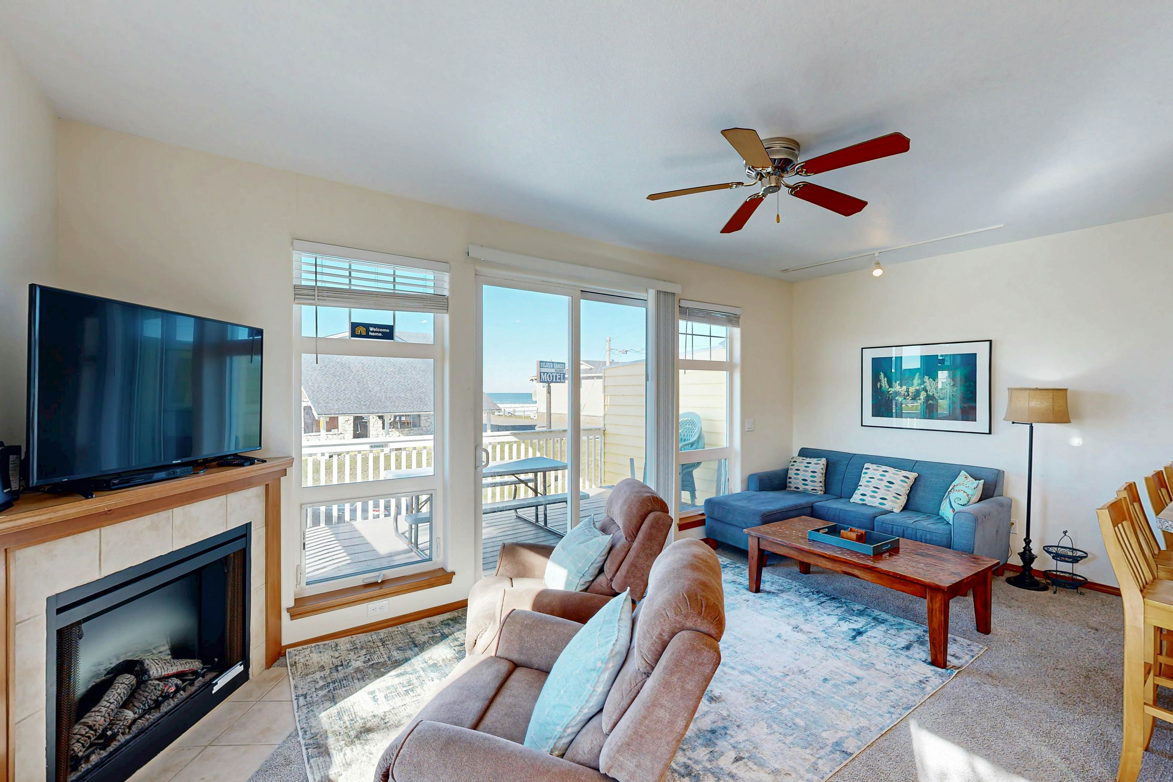 Dog-friendly townhouse with WiFi, across street from beach with ocean views