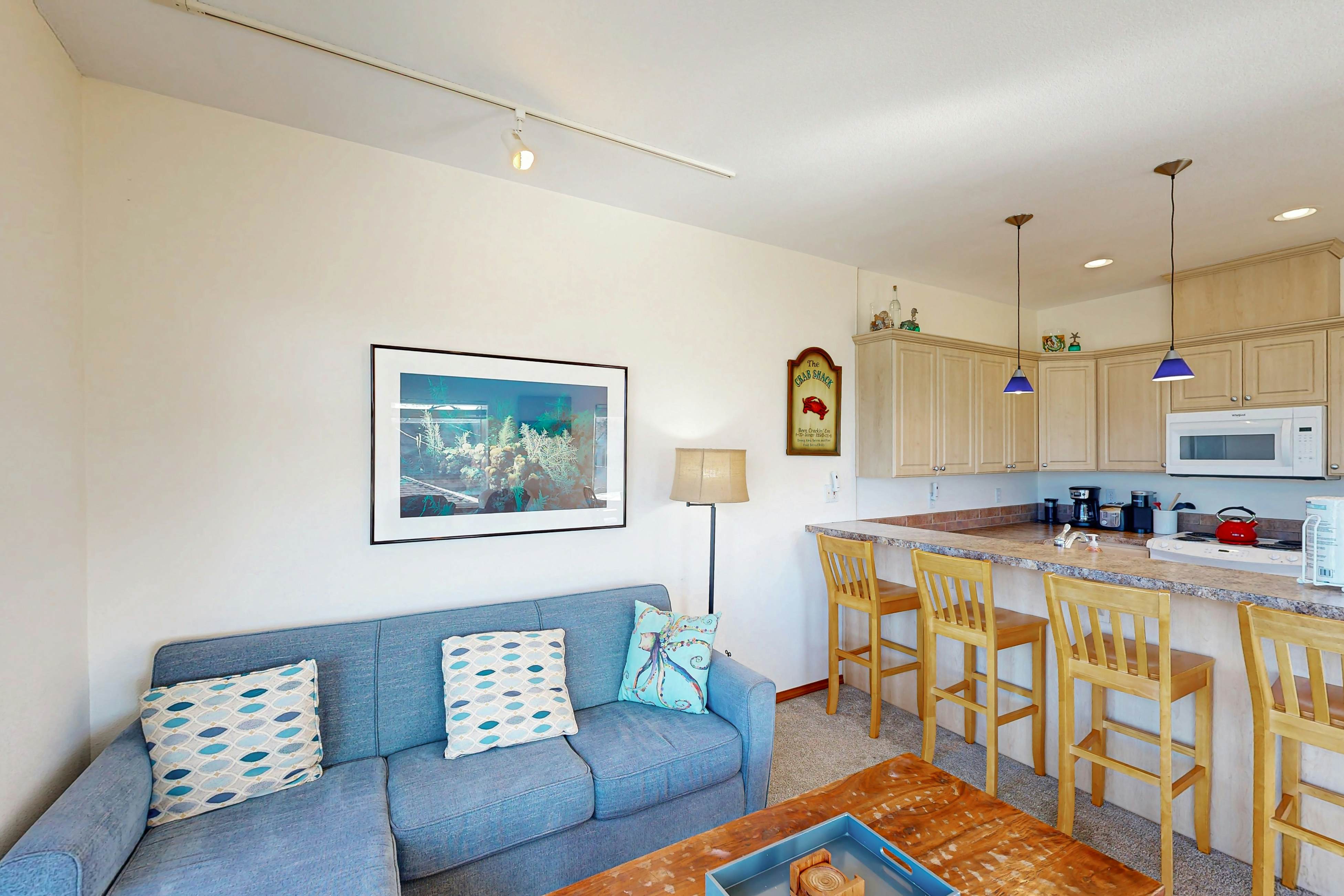 Dog-friendly townhouse with WiFi, across street from beach with ocean views