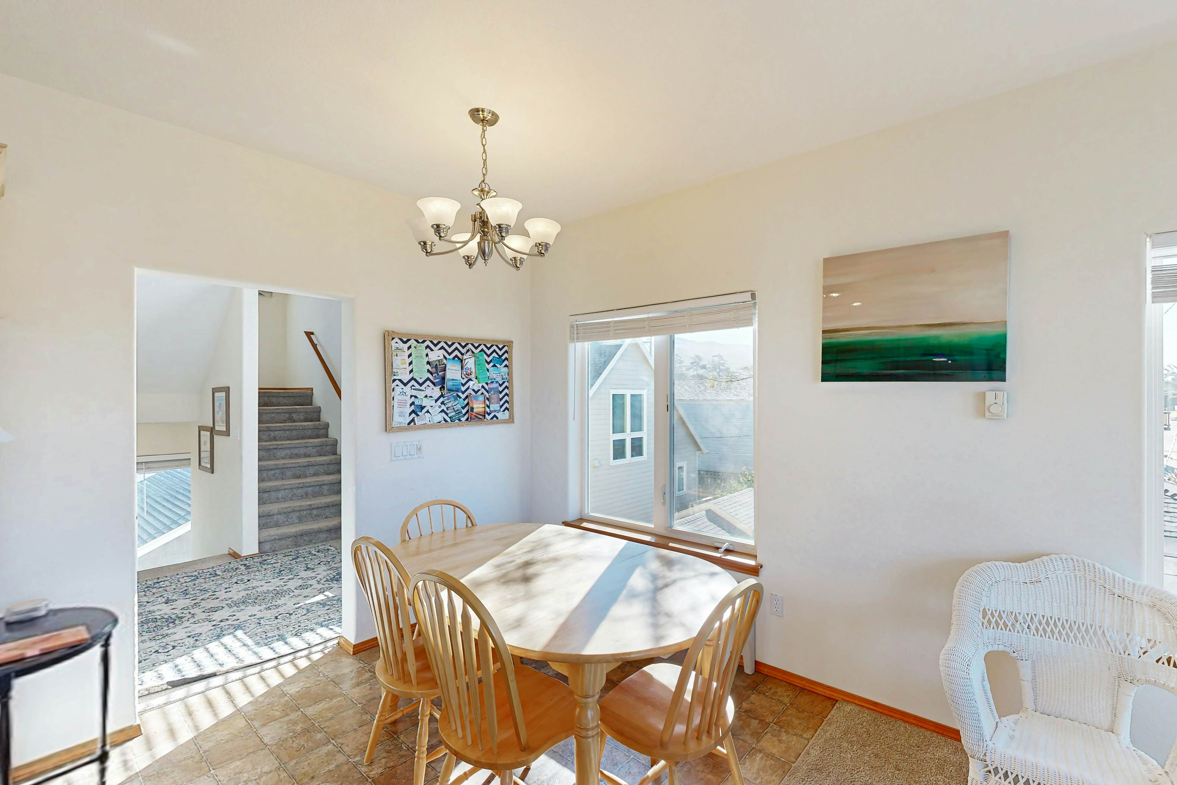 Dog-friendly townhouse with WiFi, across street from beach with ocean views