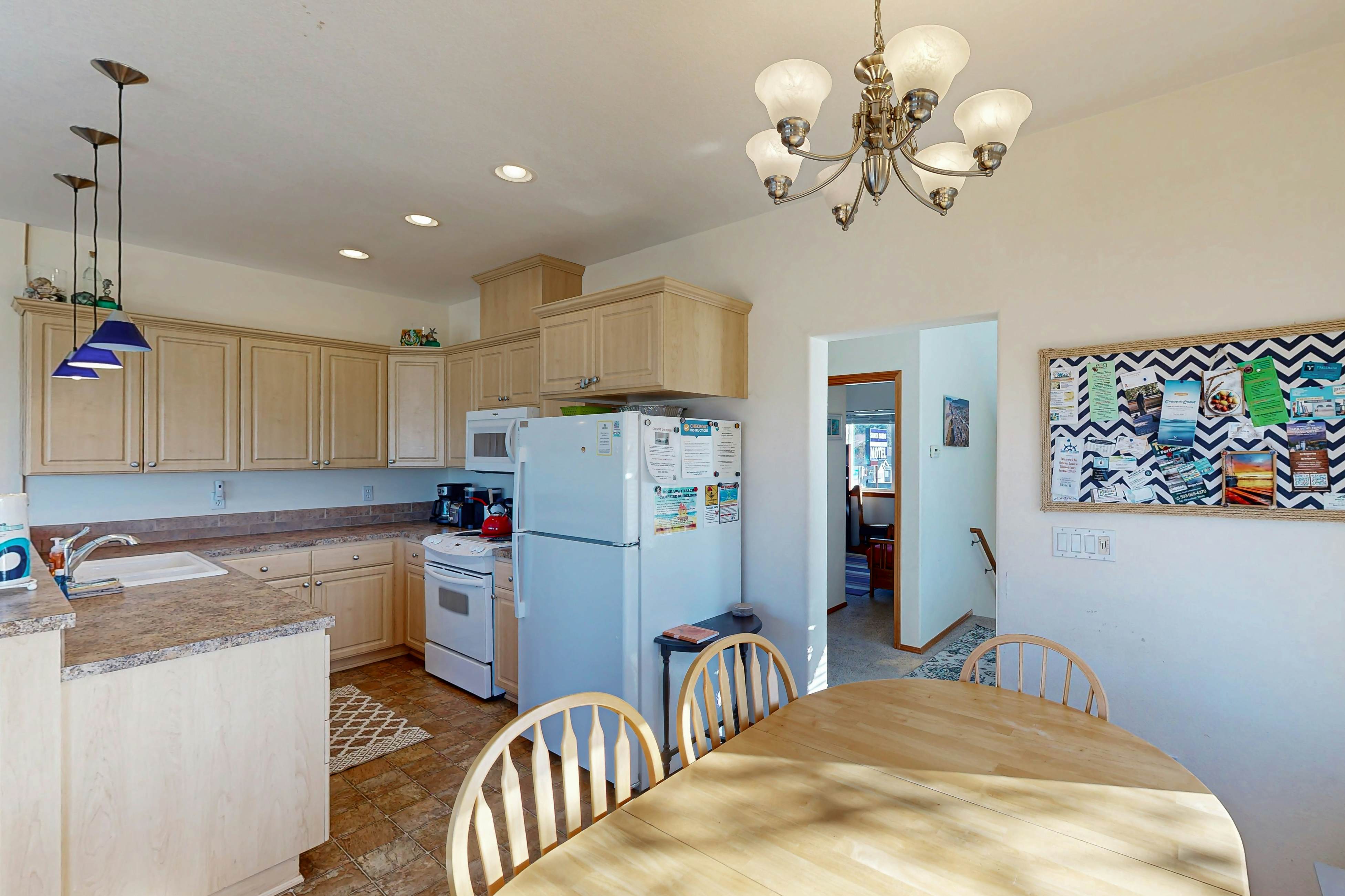 Dog-friendly townhouse with WiFi, across street from beach with ocean views