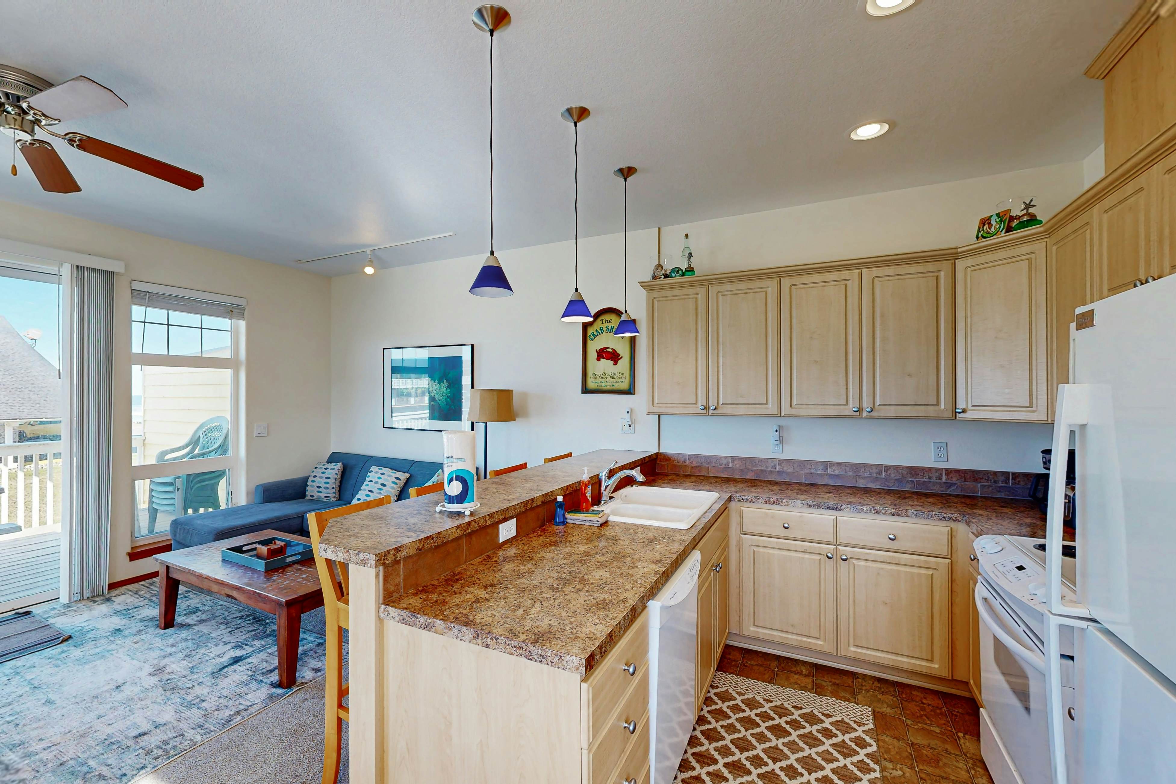 Dog-friendly townhouse with WiFi, across street from beach with ocean views