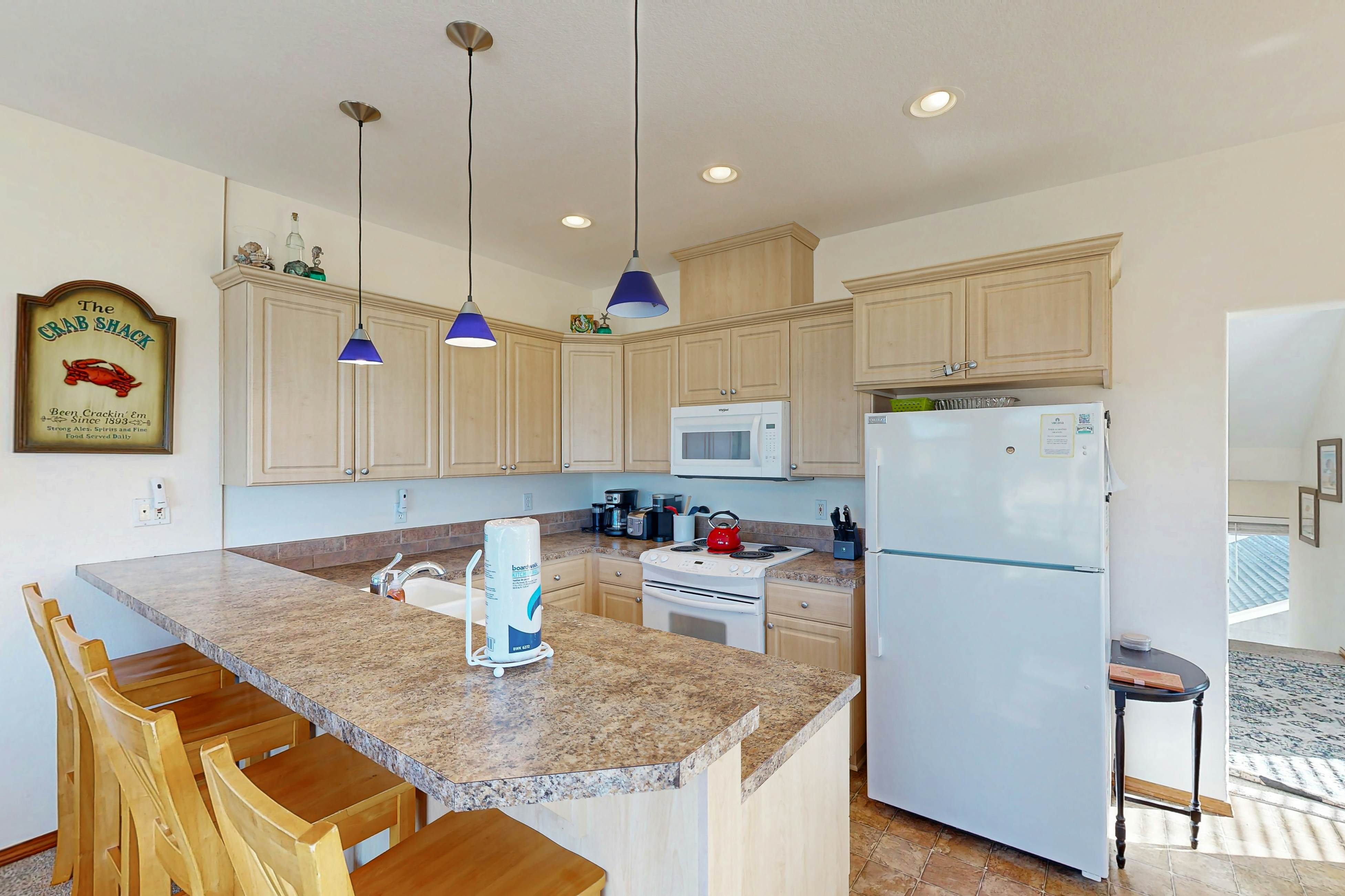 Dog-friendly townhouse with WiFi, across street from beach with ocean views