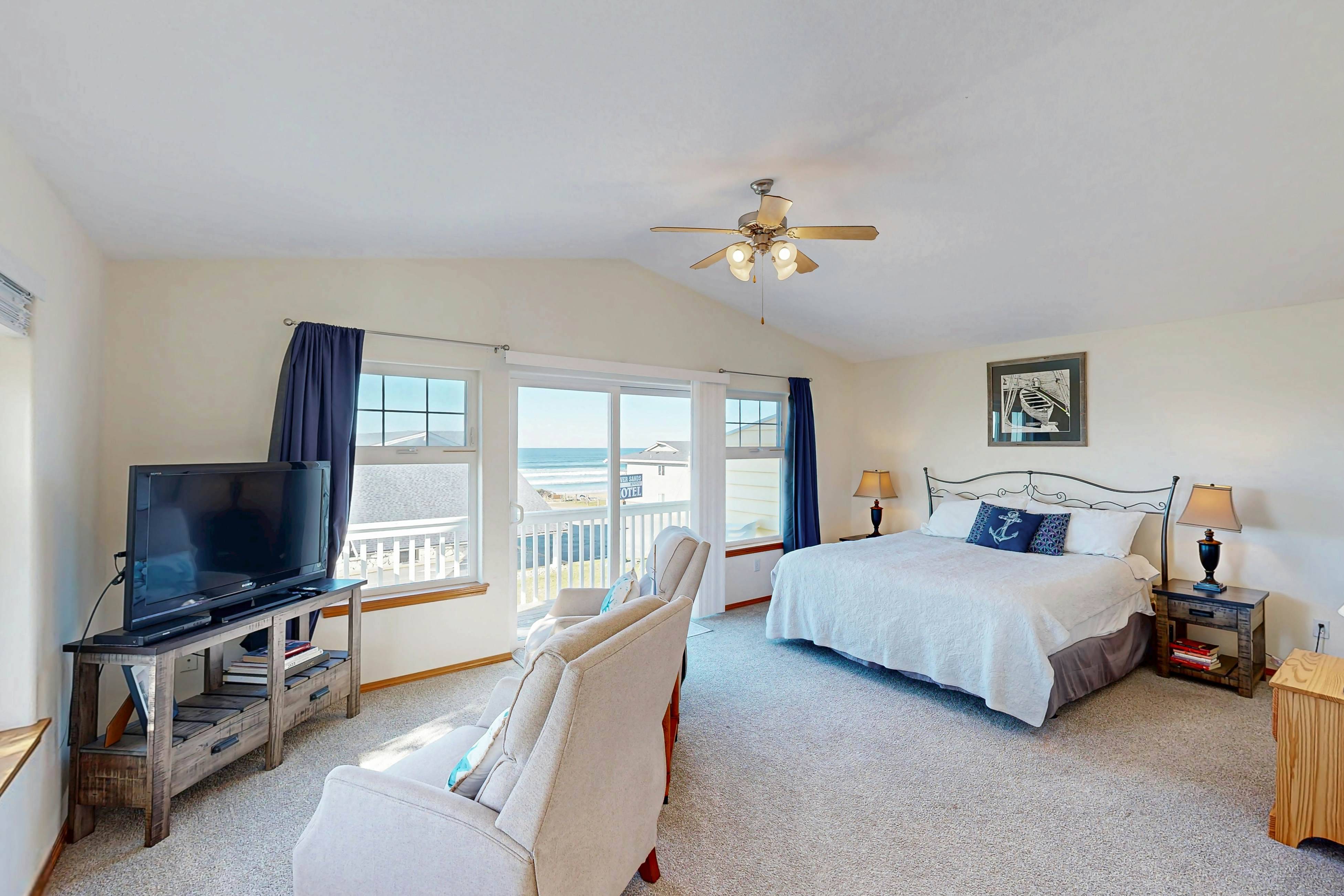 Dog-friendly townhouse with WiFi, across street from beach with ocean views