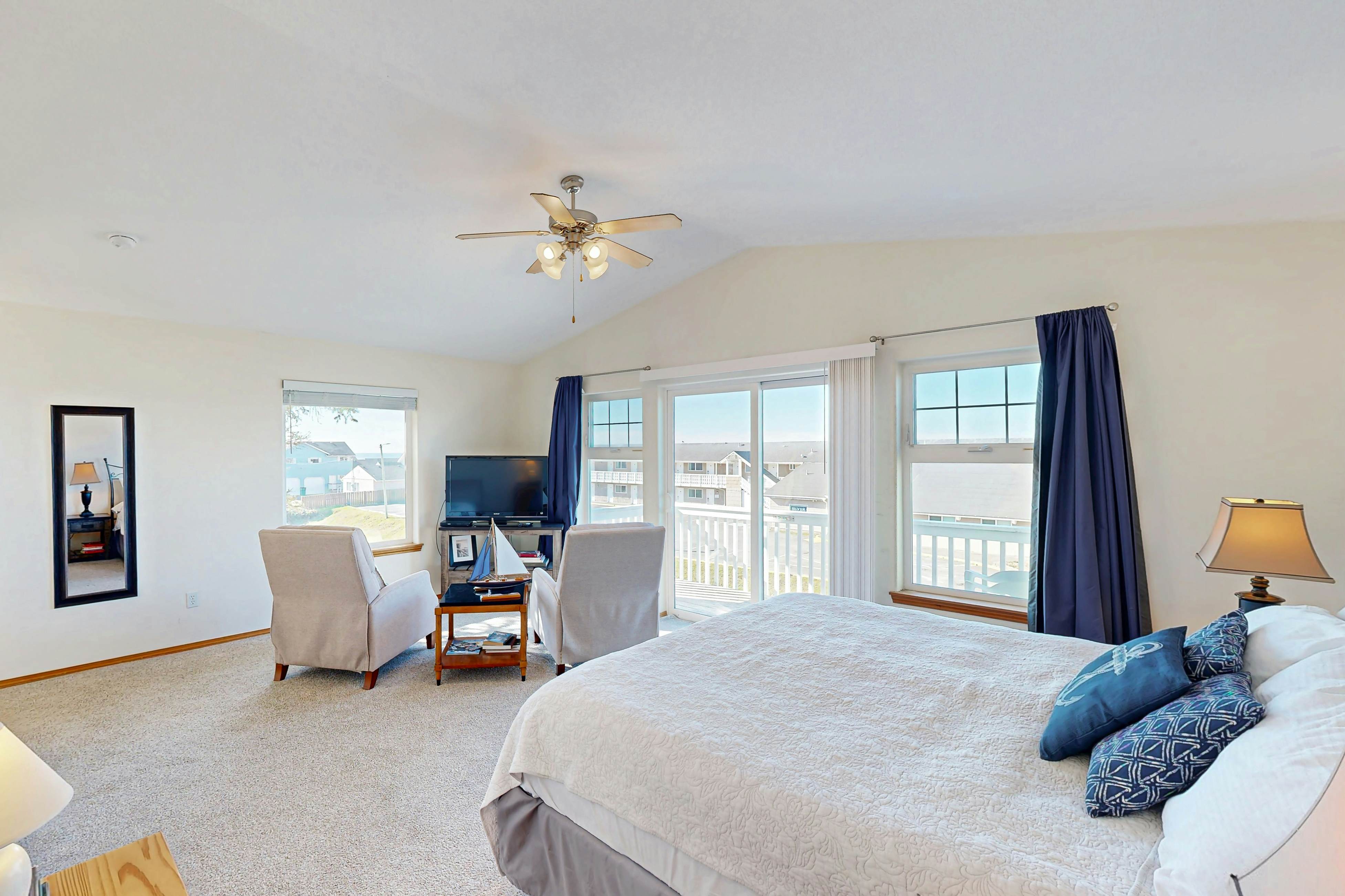 Dog-friendly townhouse with WiFi, across street from beach with ocean views