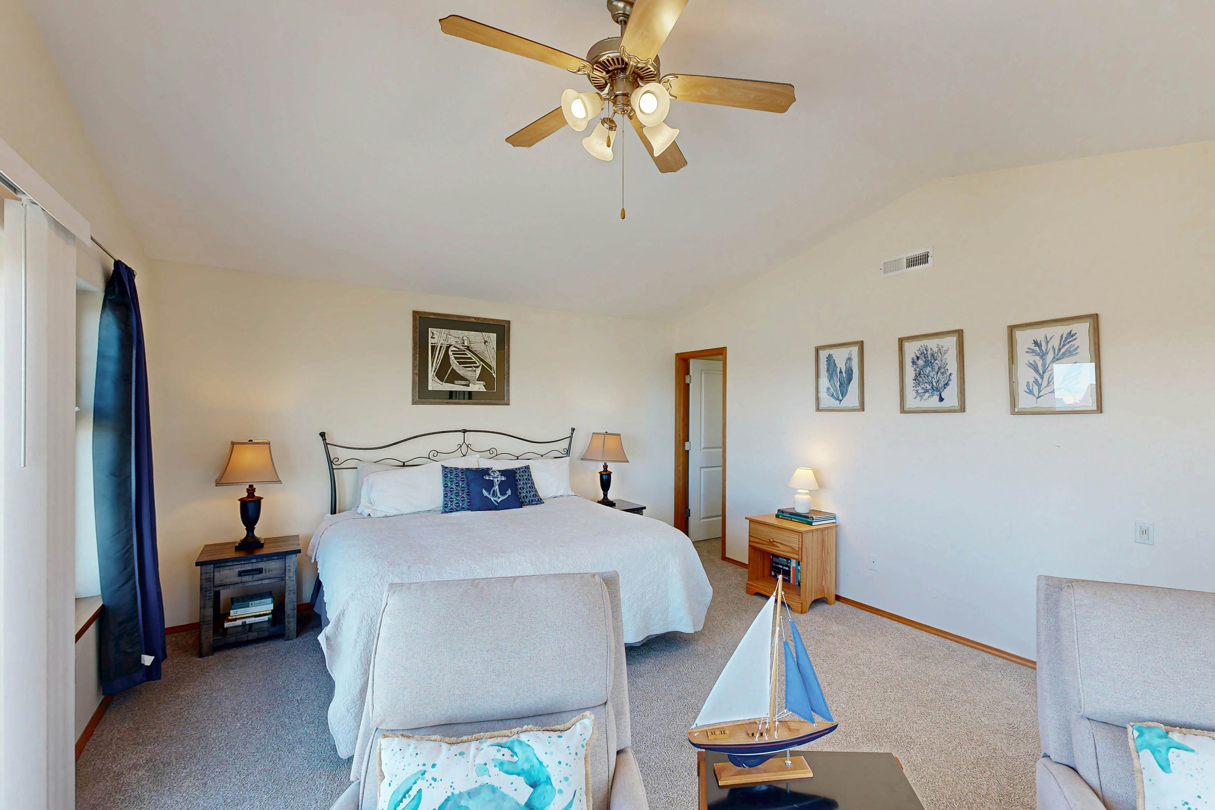 Dog-friendly townhouse with WiFi, across street from beach with ocean views