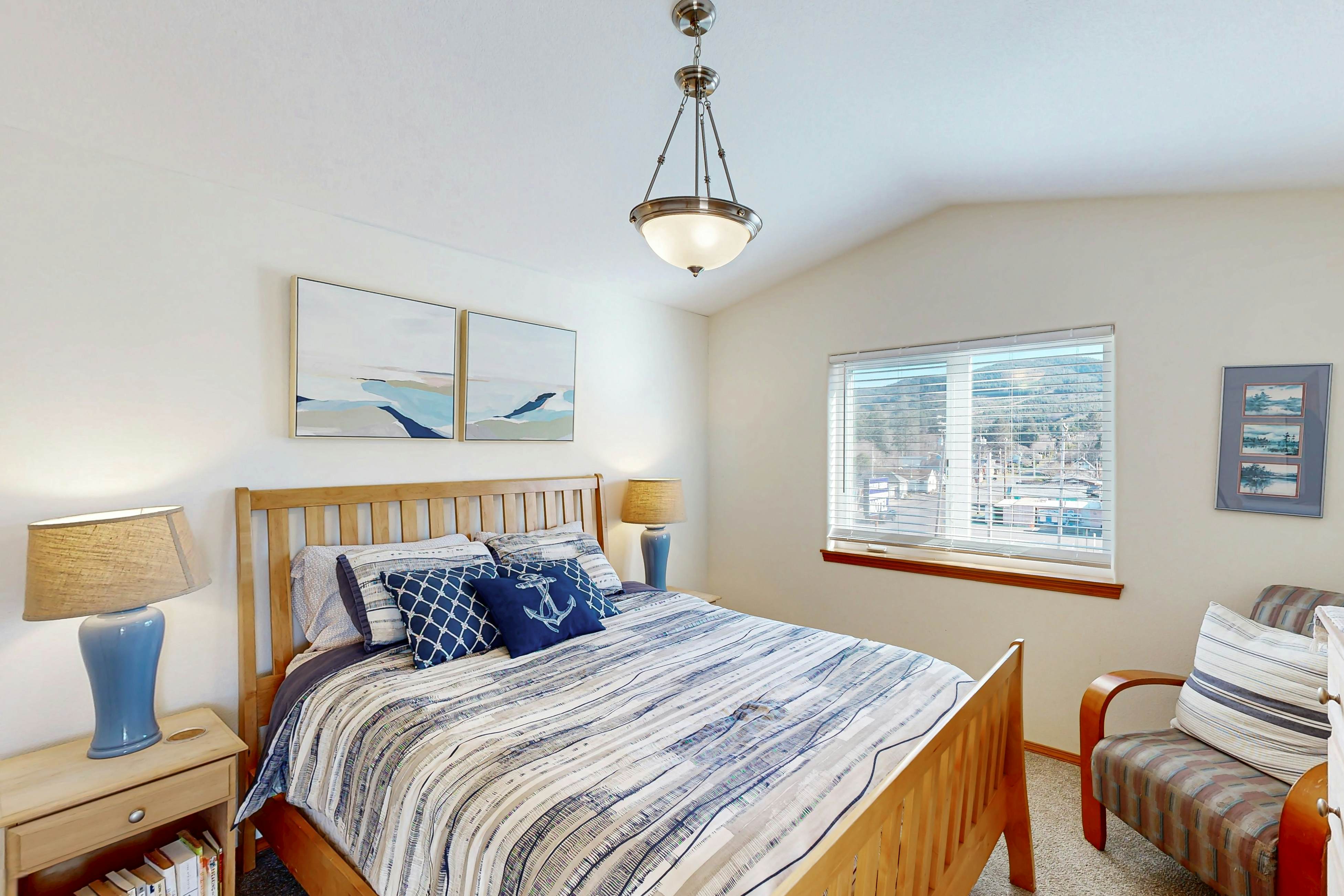 Dog-friendly townhouse with WiFi, across street from beach with ocean views