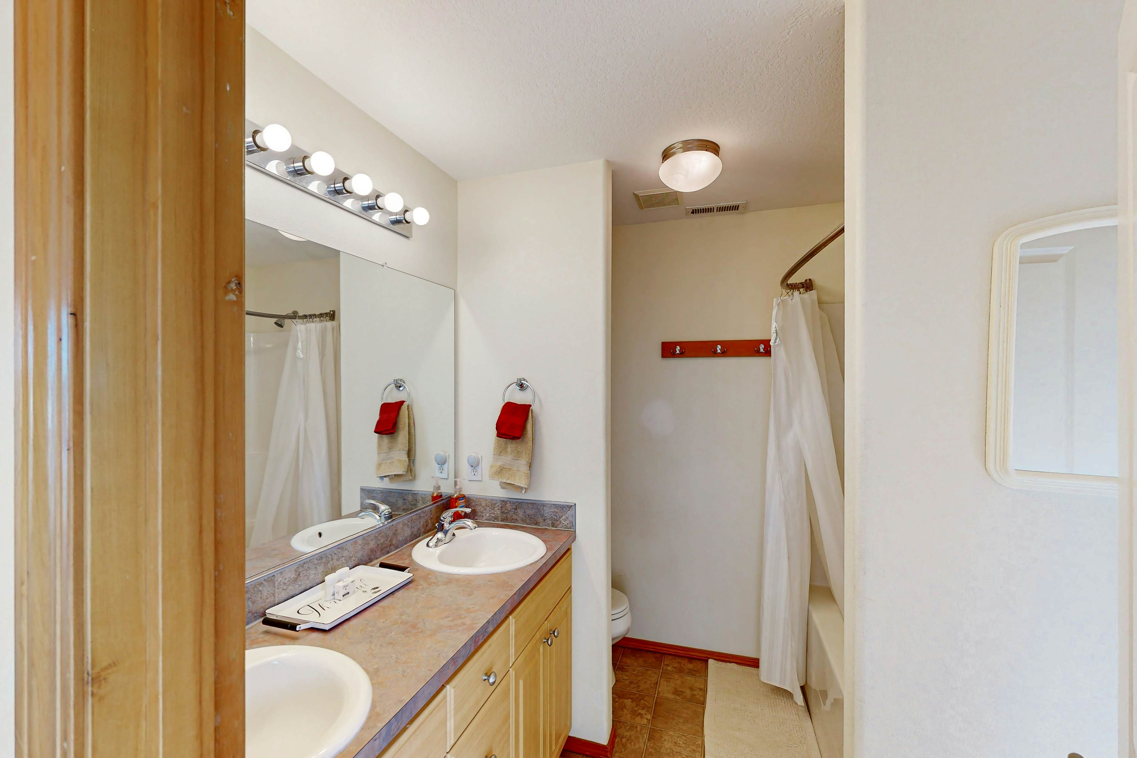 Dog-friendly townhouse with WiFi, across street from beach with ocean views