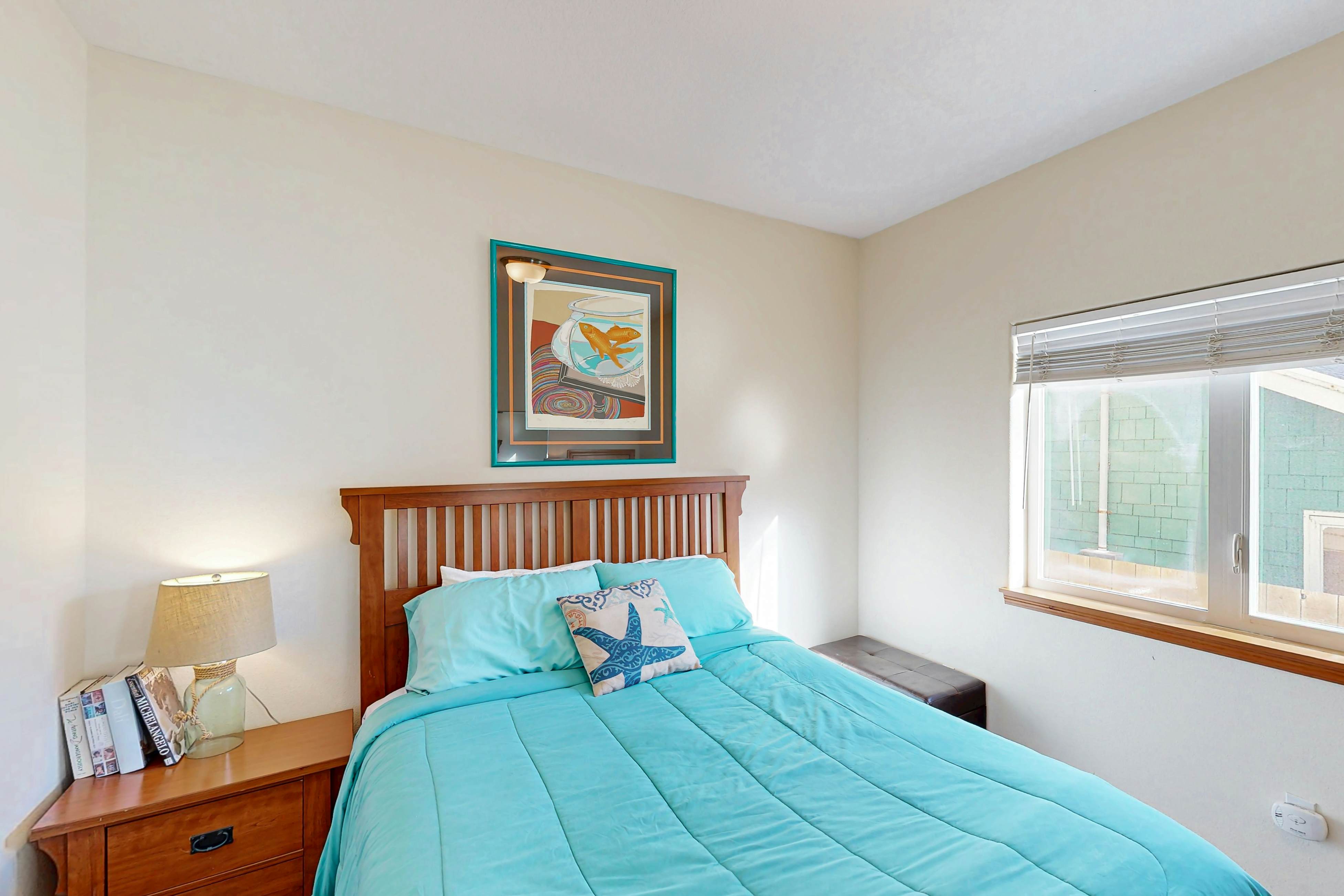 Dog-friendly townhouse with WiFi, across street from beach with ocean views