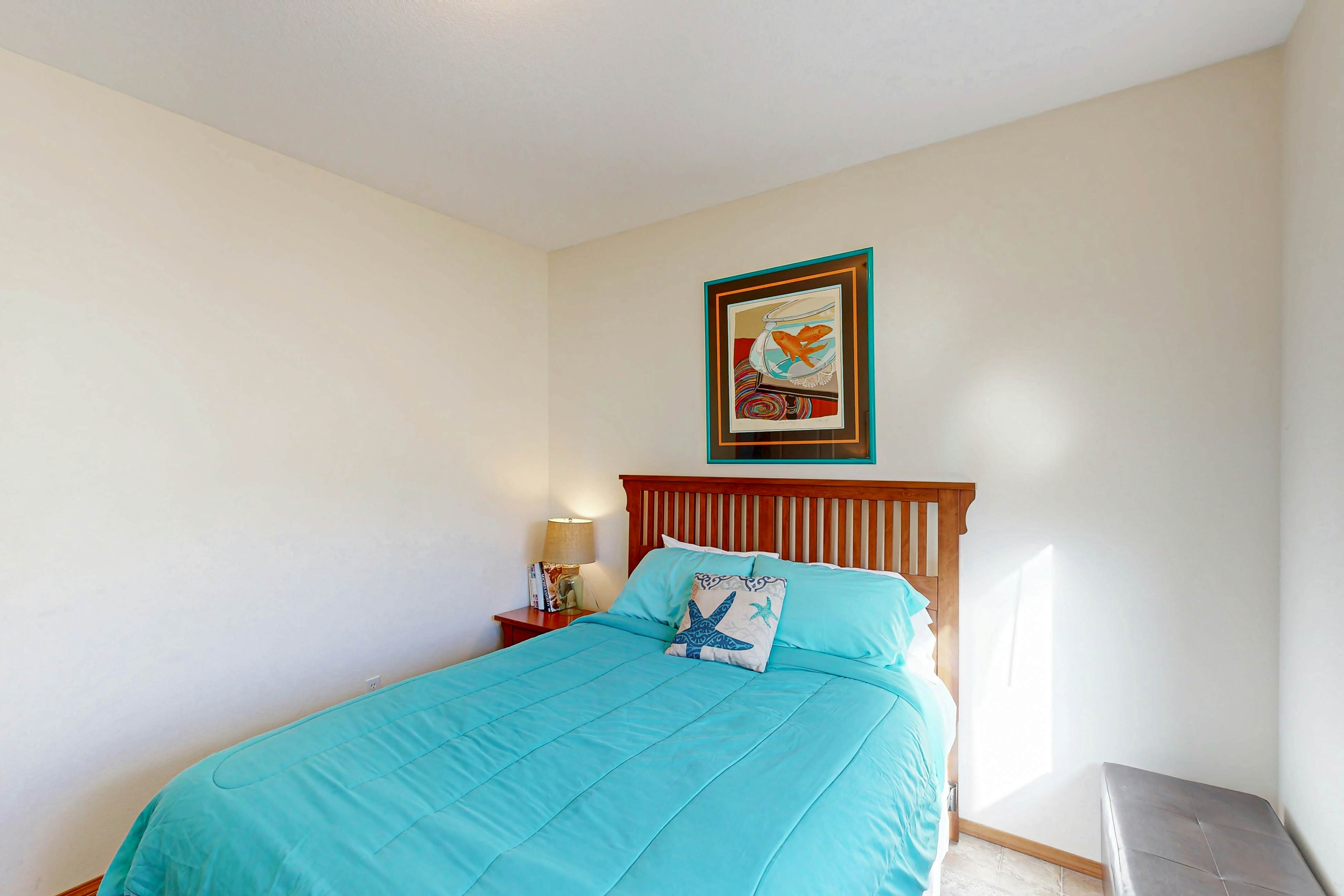 Dog-friendly townhouse with WiFi, across street from beach with ocean views