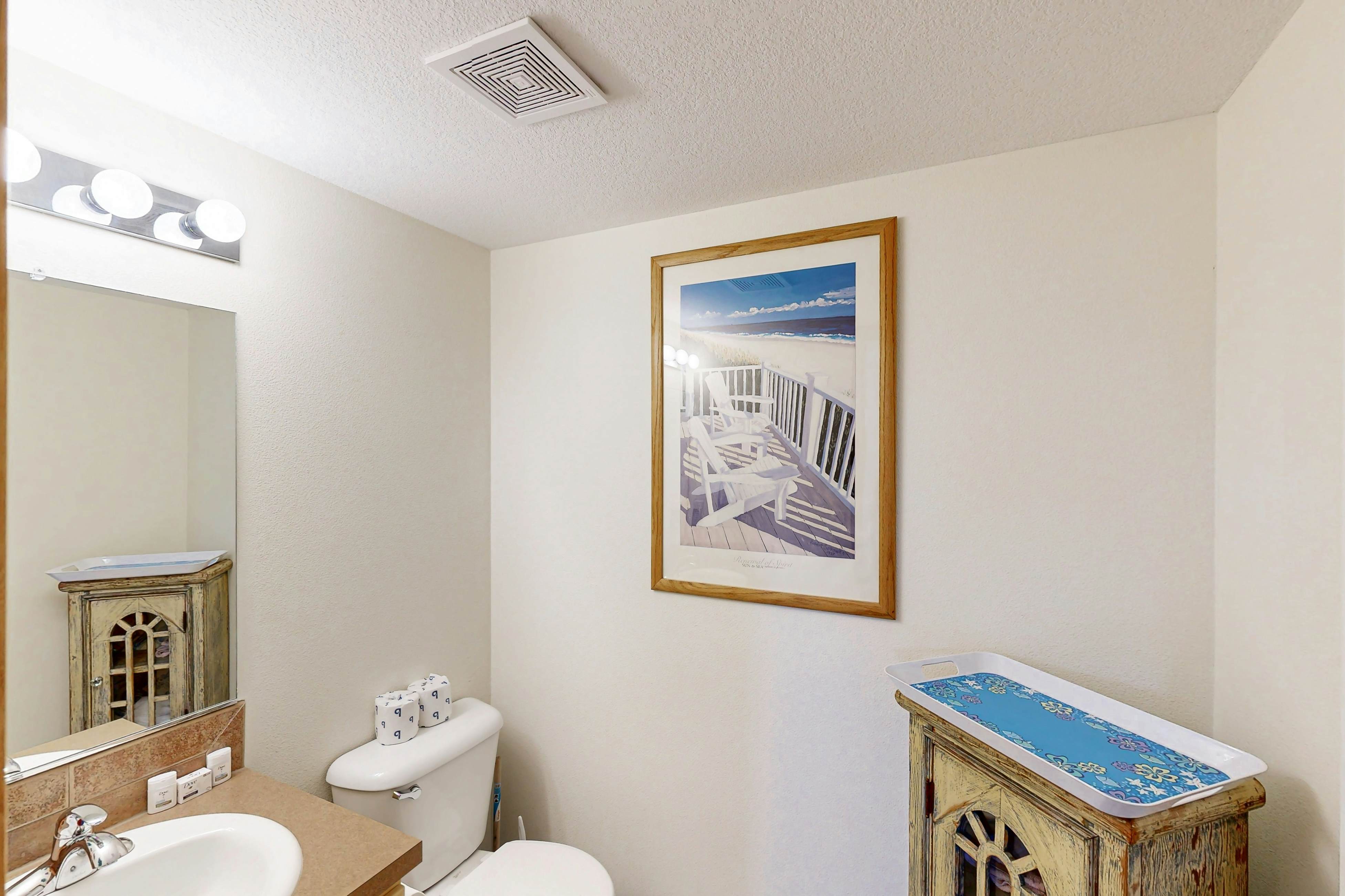 Dog-friendly townhouse with WiFi, across street from beach with ocean views