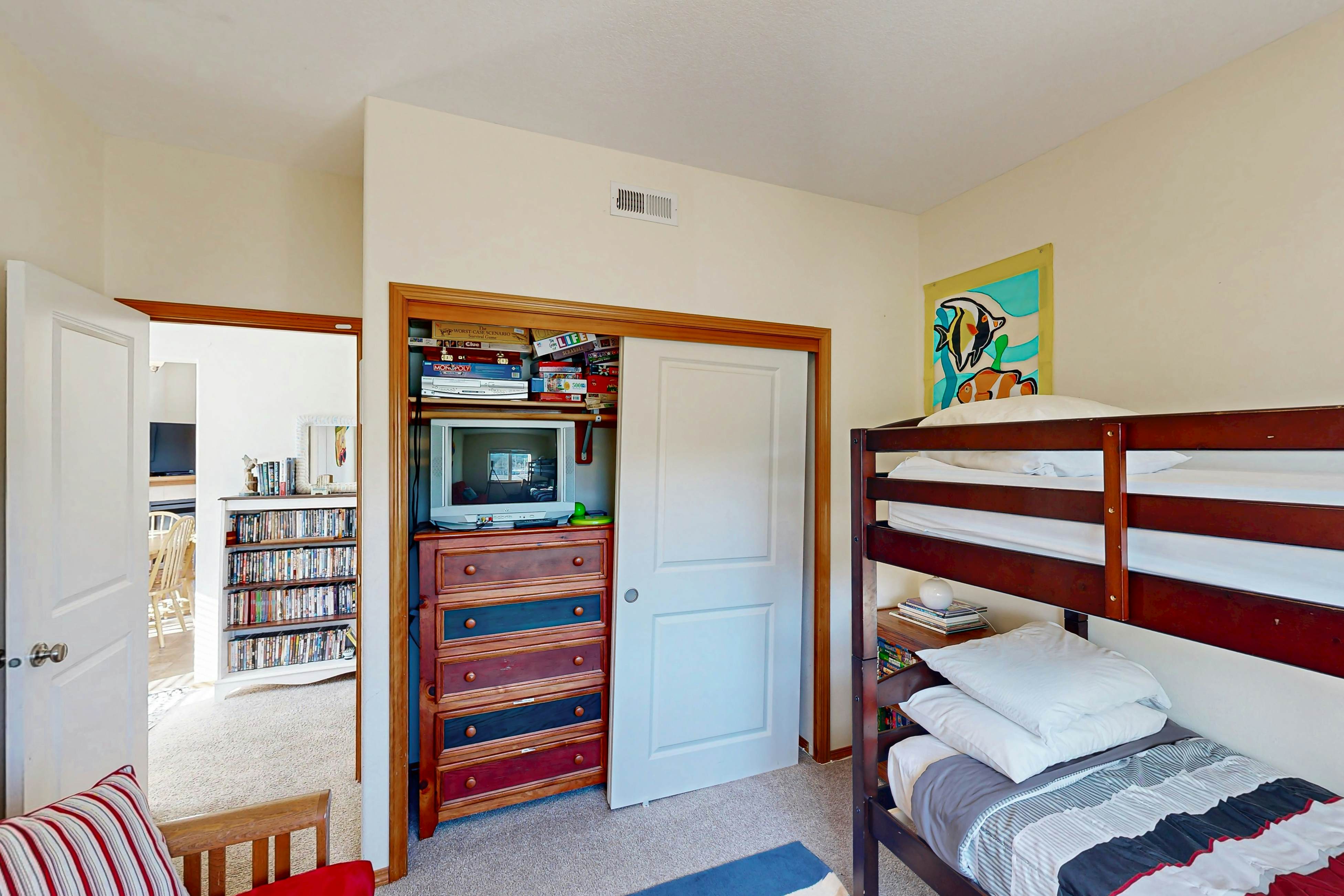 Dog-friendly townhouse with WiFi, across street from beach with ocean views