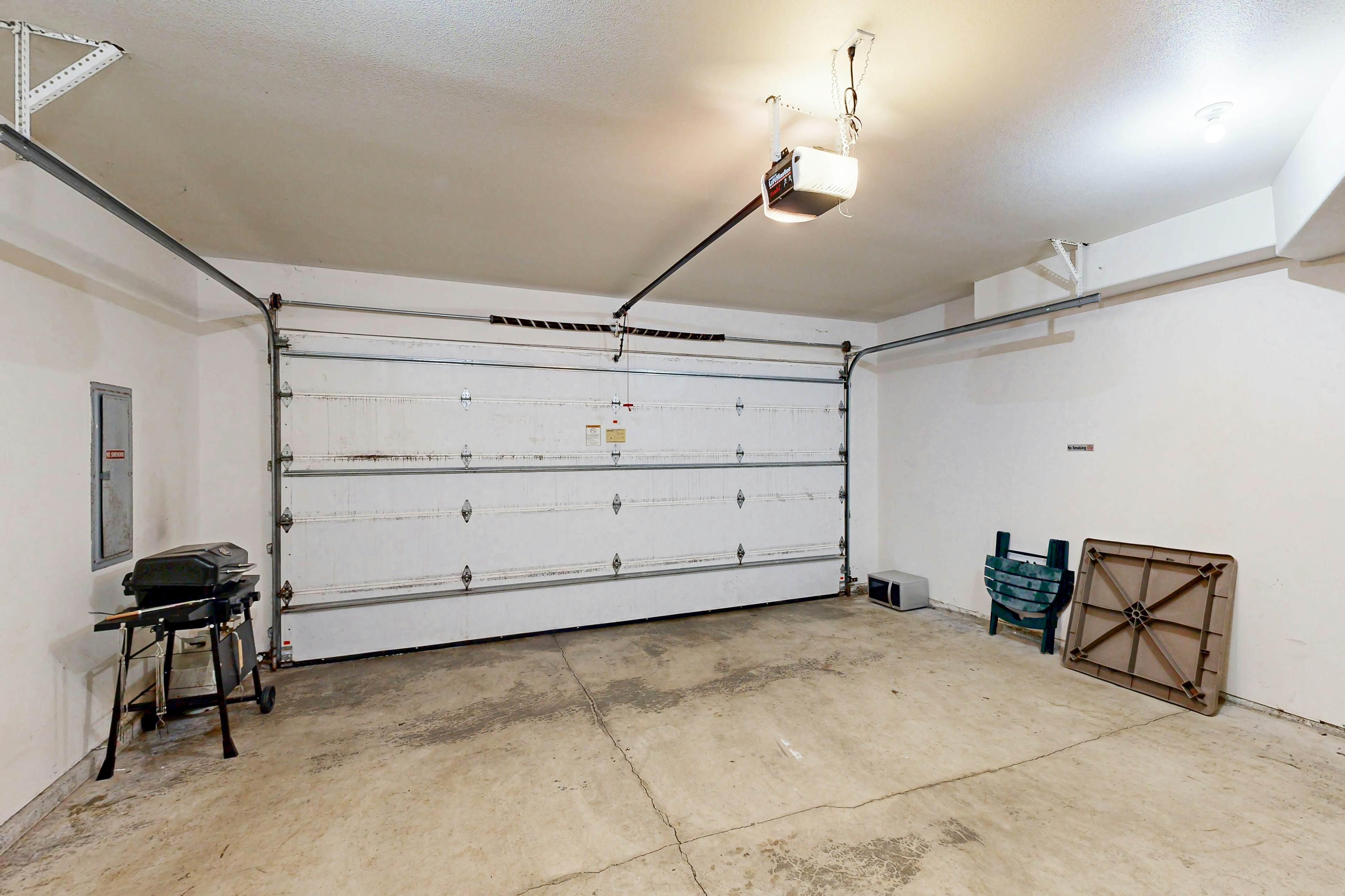 Dog-friendly townhouse with WiFi, across street from beach with ocean views