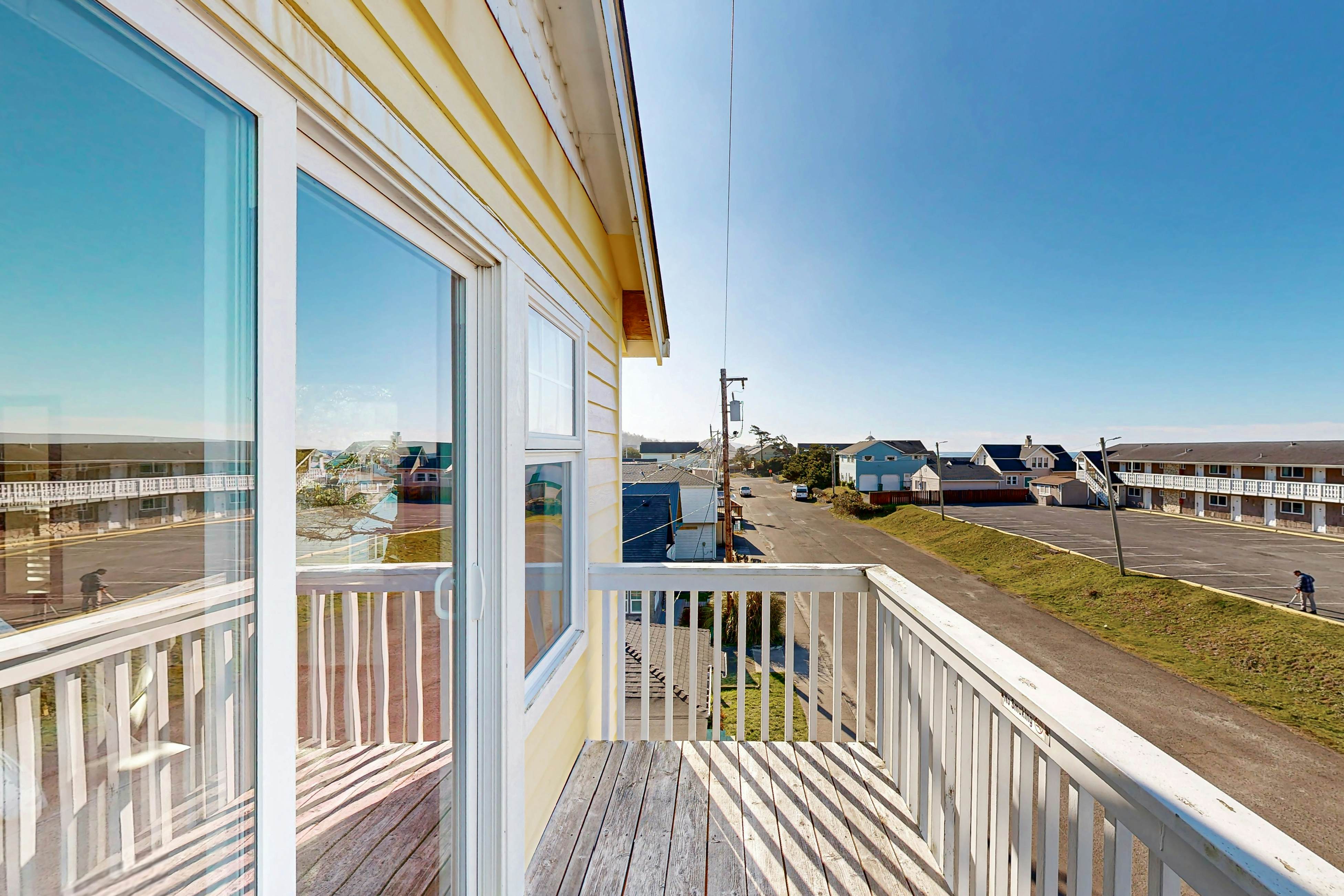 Dog-friendly townhouse with WiFi, across street from beach with ocean views