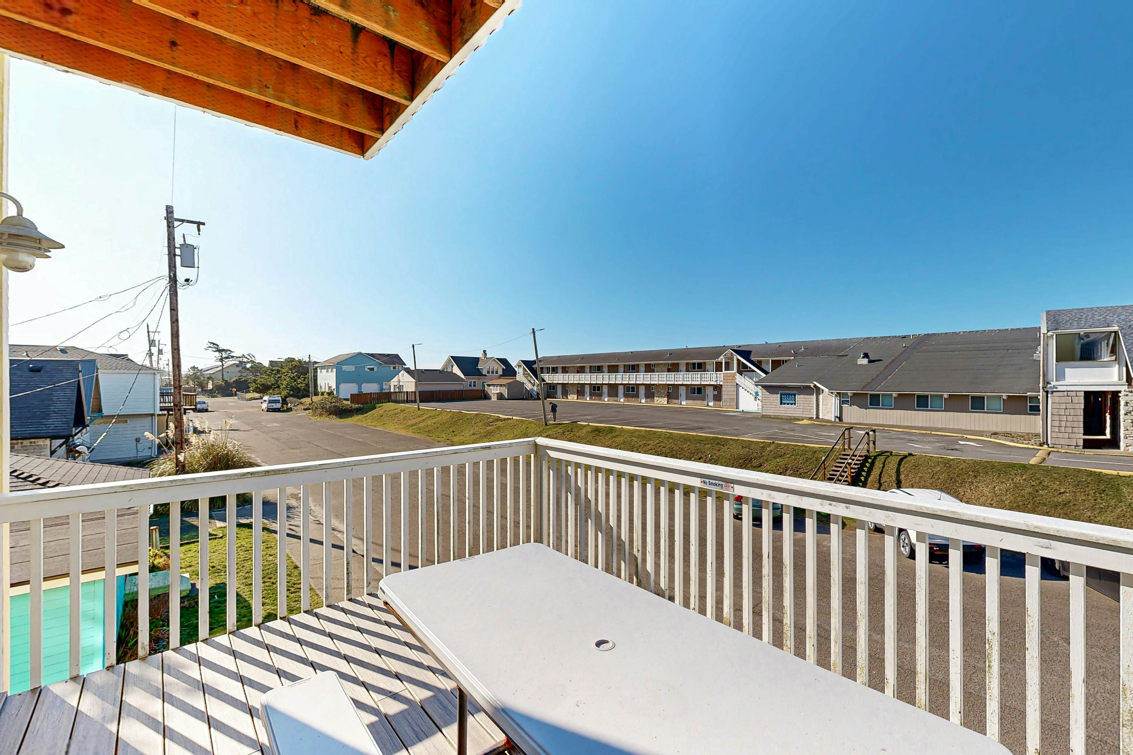 Dog-friendly townhouse with WiFi, across street from beach with ocean views