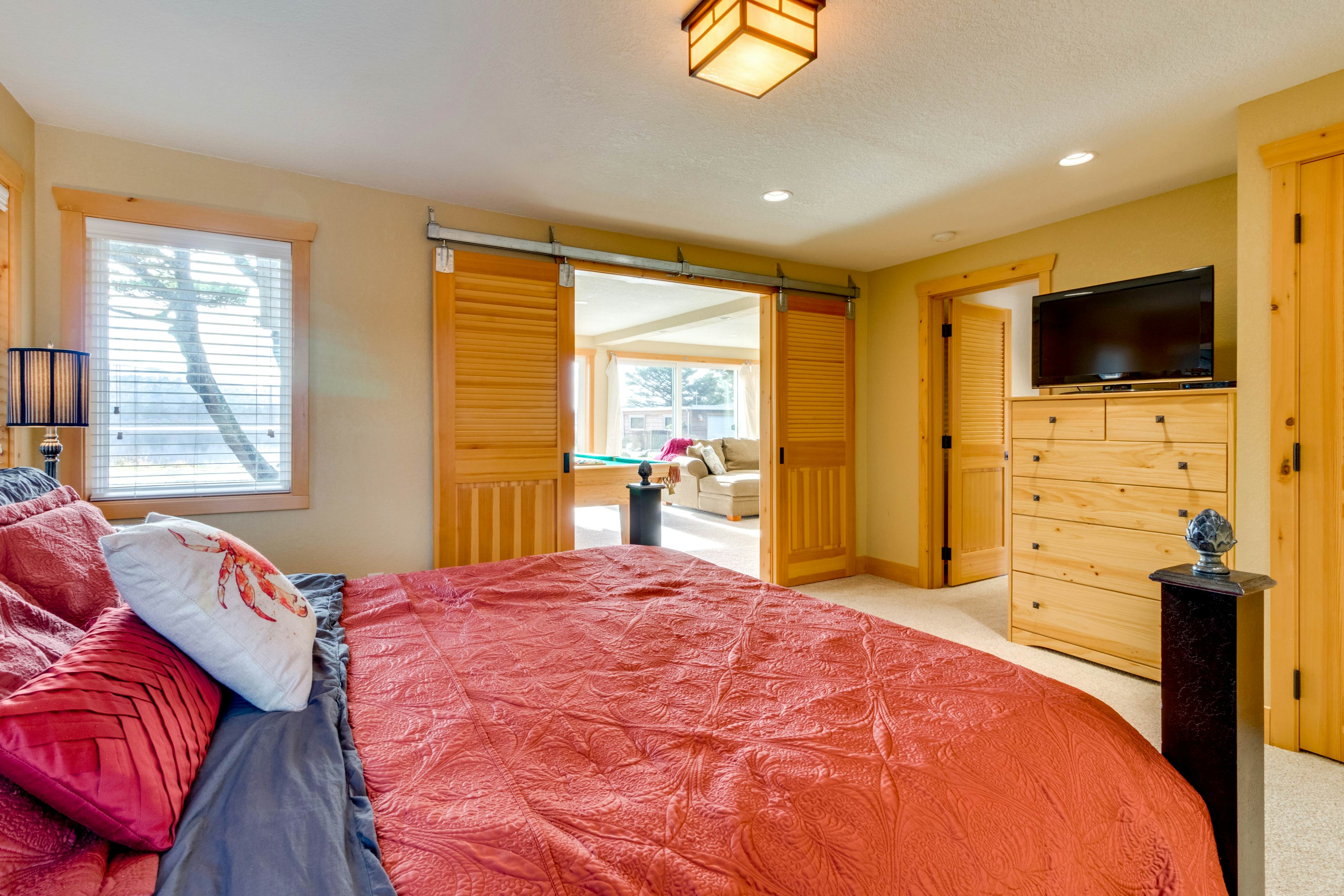 Waterfront home with furnished deck, firepit & amazing views - walk to the beach