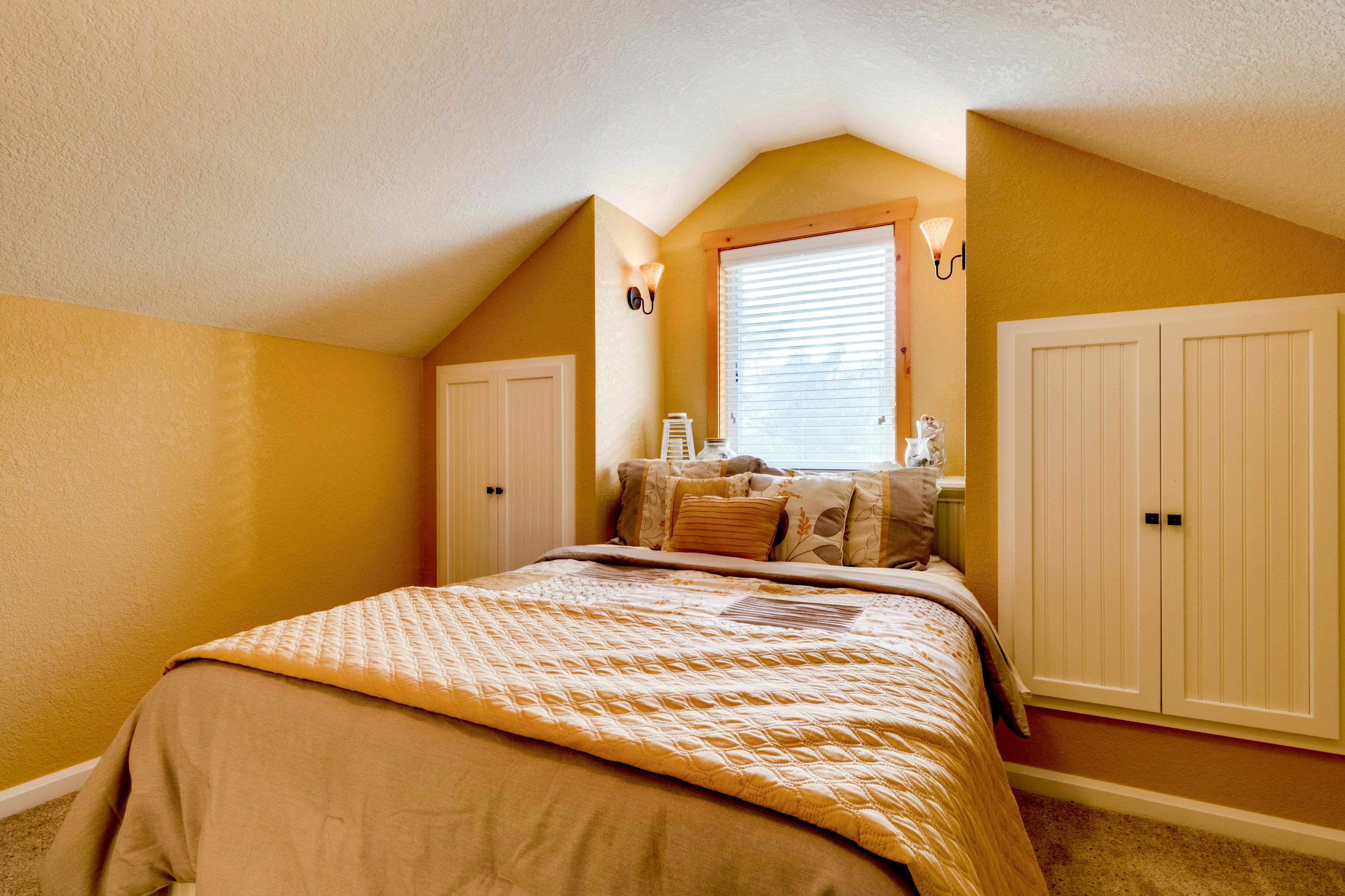 Waterfront home with furnished deck, firepit & amazing views - walk to the beach